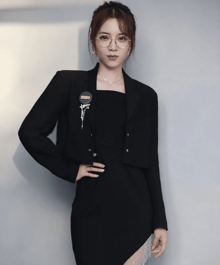 Du Suong is dubbed the 'Goddess Host' of the LPL region thanks to her stunning looks and expertise