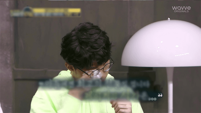 Faker was seen crying because he also grew up under the care of his grandmother and father, thus deeply empathizing with the fan's story