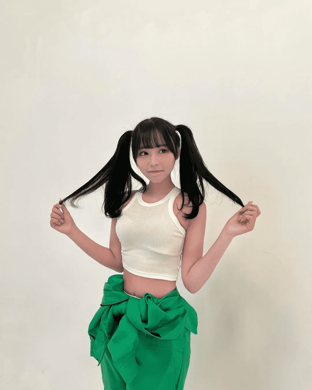 Oner's sister has the nickname Suly and is currently a cheerleader for a baseball team