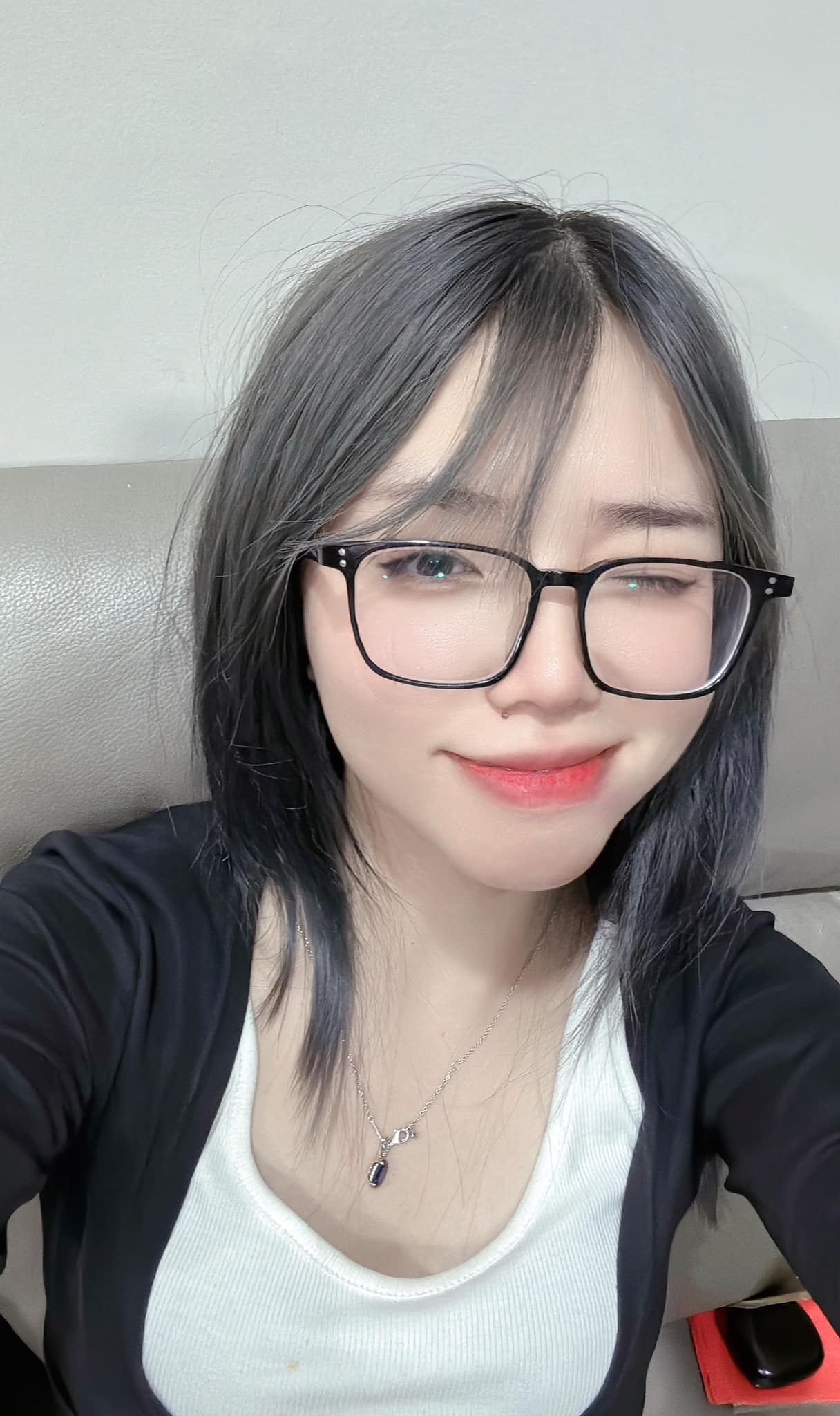 The female MC posts a photo with a different look at the beginning of the new year