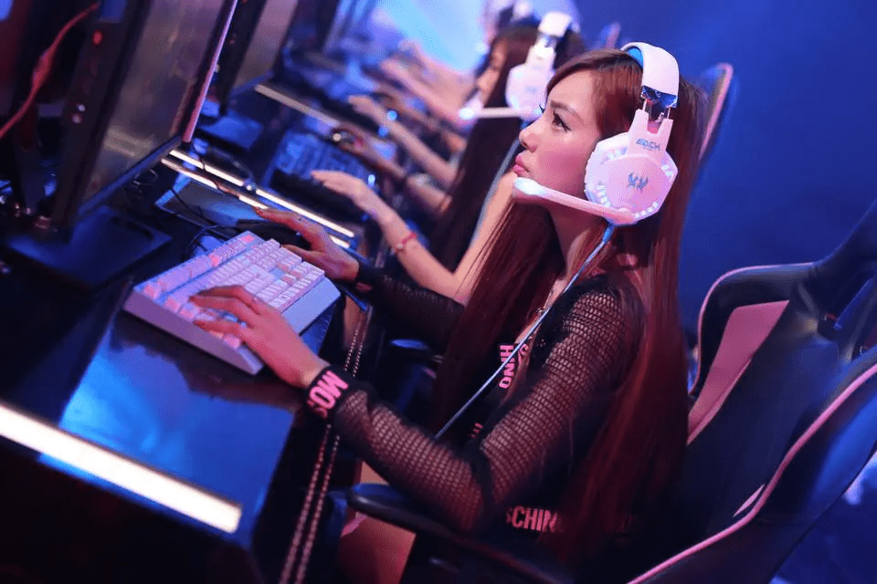 Female gamers or esports female streamers often need to employ various tricks to attract more attention to their channels, alongside their gaming skills and looks