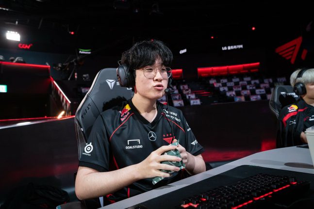 Zeus admits he needs to reconsider the Aatrox pick and he also mentioned that with teams playing tightly, Aatrox struggles to be effective