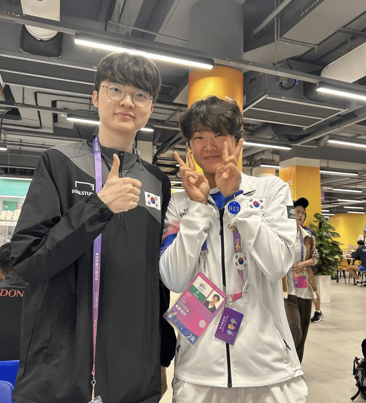Wherever Faker appears, it feels like a fan meeting for him