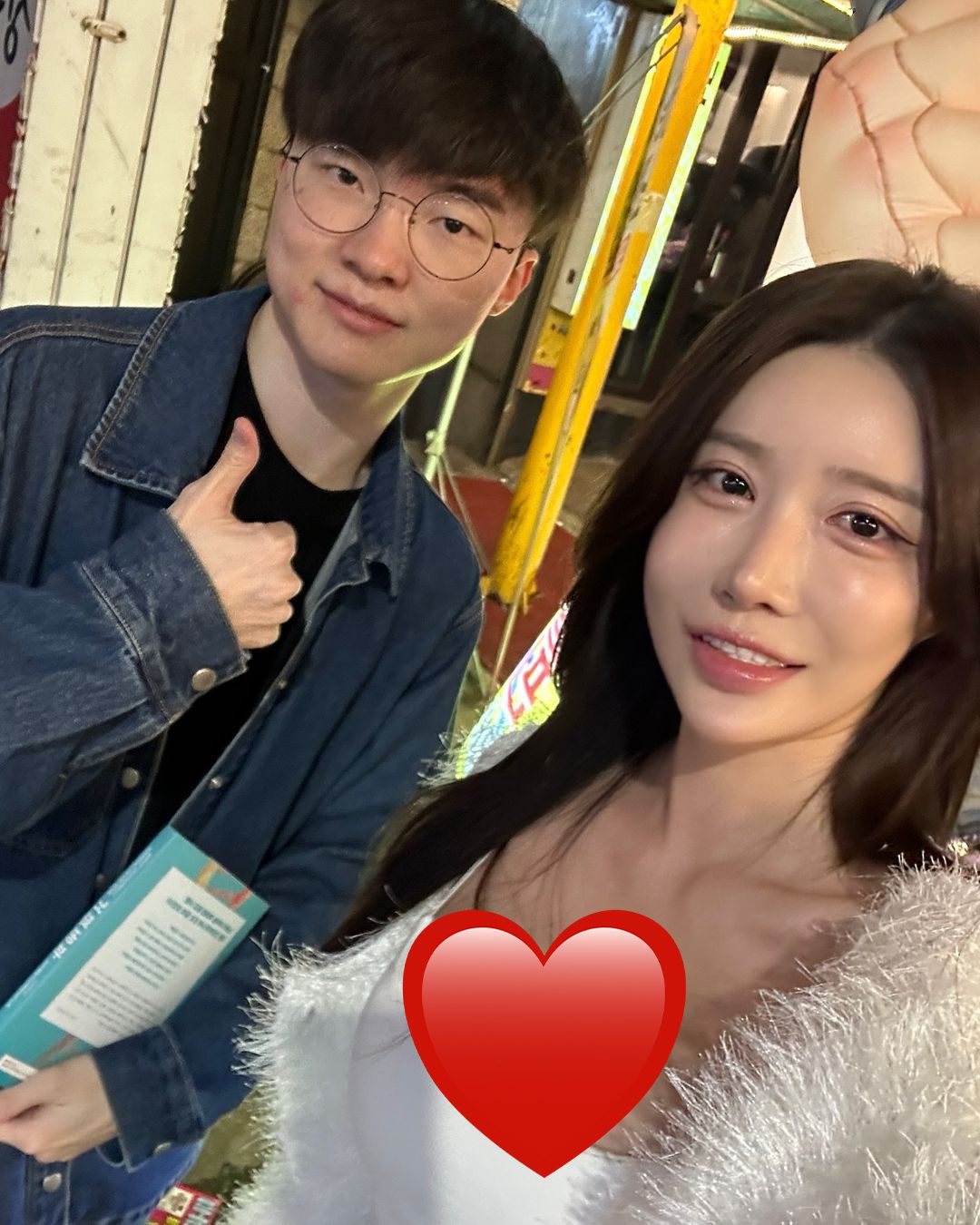 A beautiful fangirl meets Faker on the street and asks to take a picture together, stealing the spotlight thanks to her alluring figure