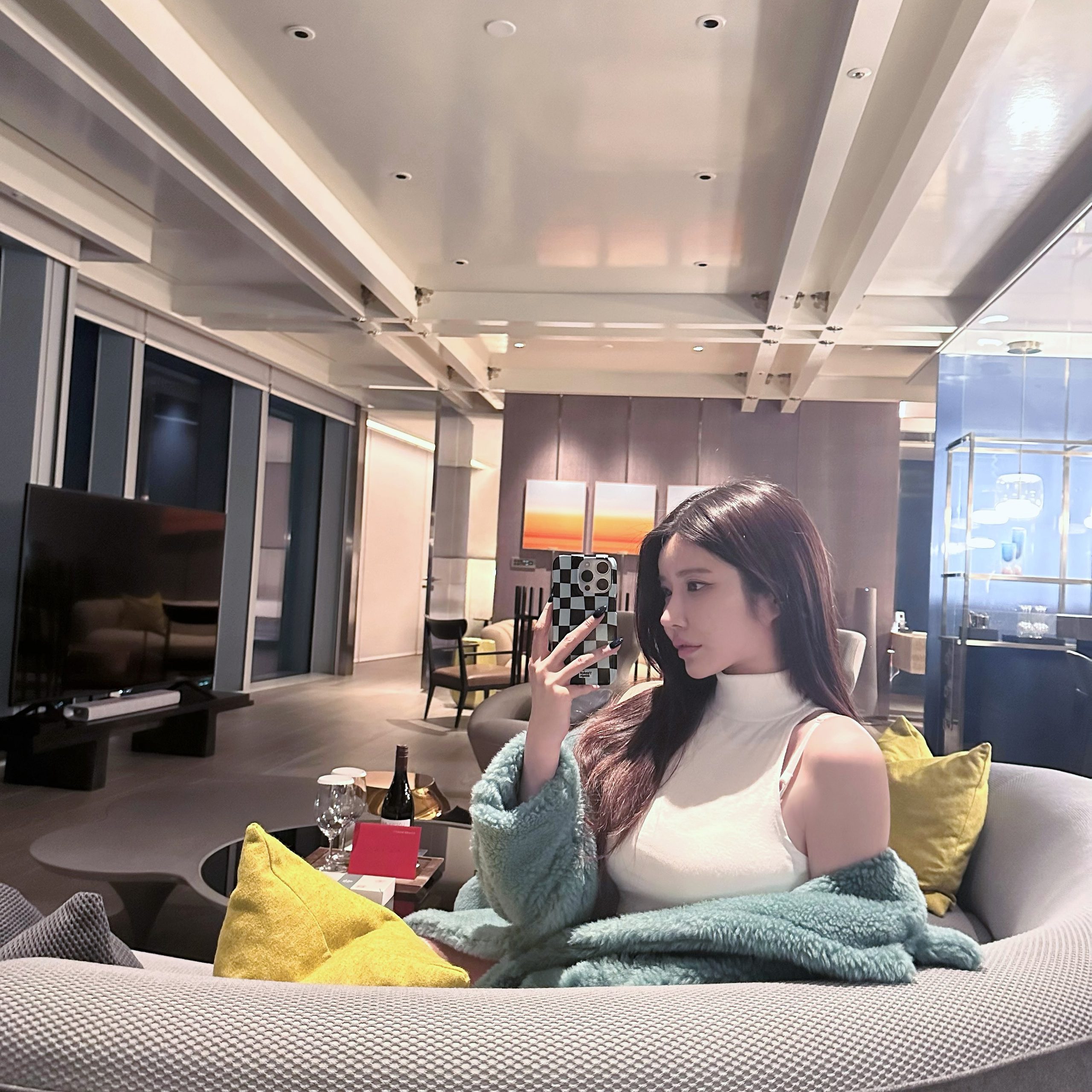 Her Instagram often posts sexy photos and check-ins of a luxurious lifestyle