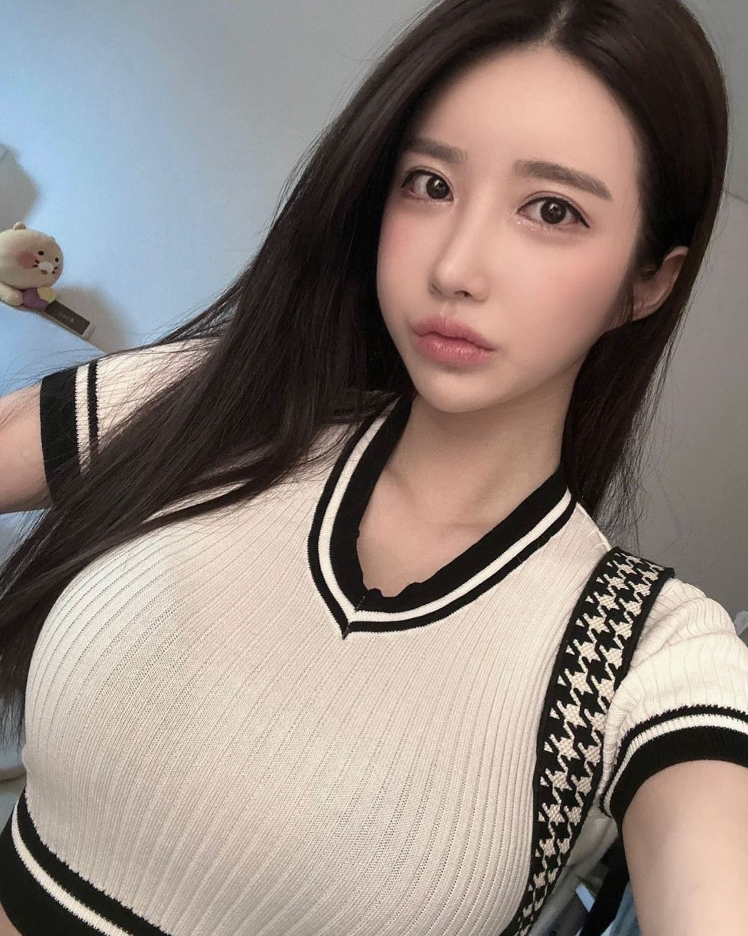 Both her figure and beauty attract every gaze