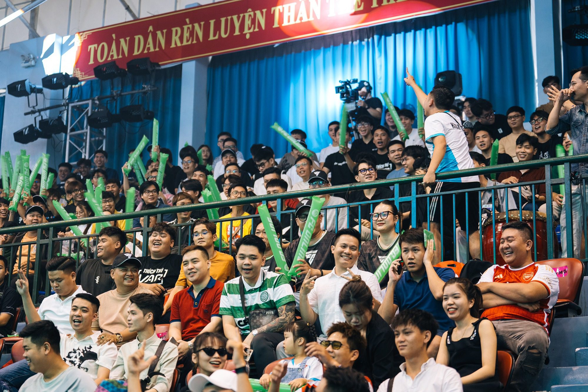 A large audience on the stands promises a passionate cheering atmosphere