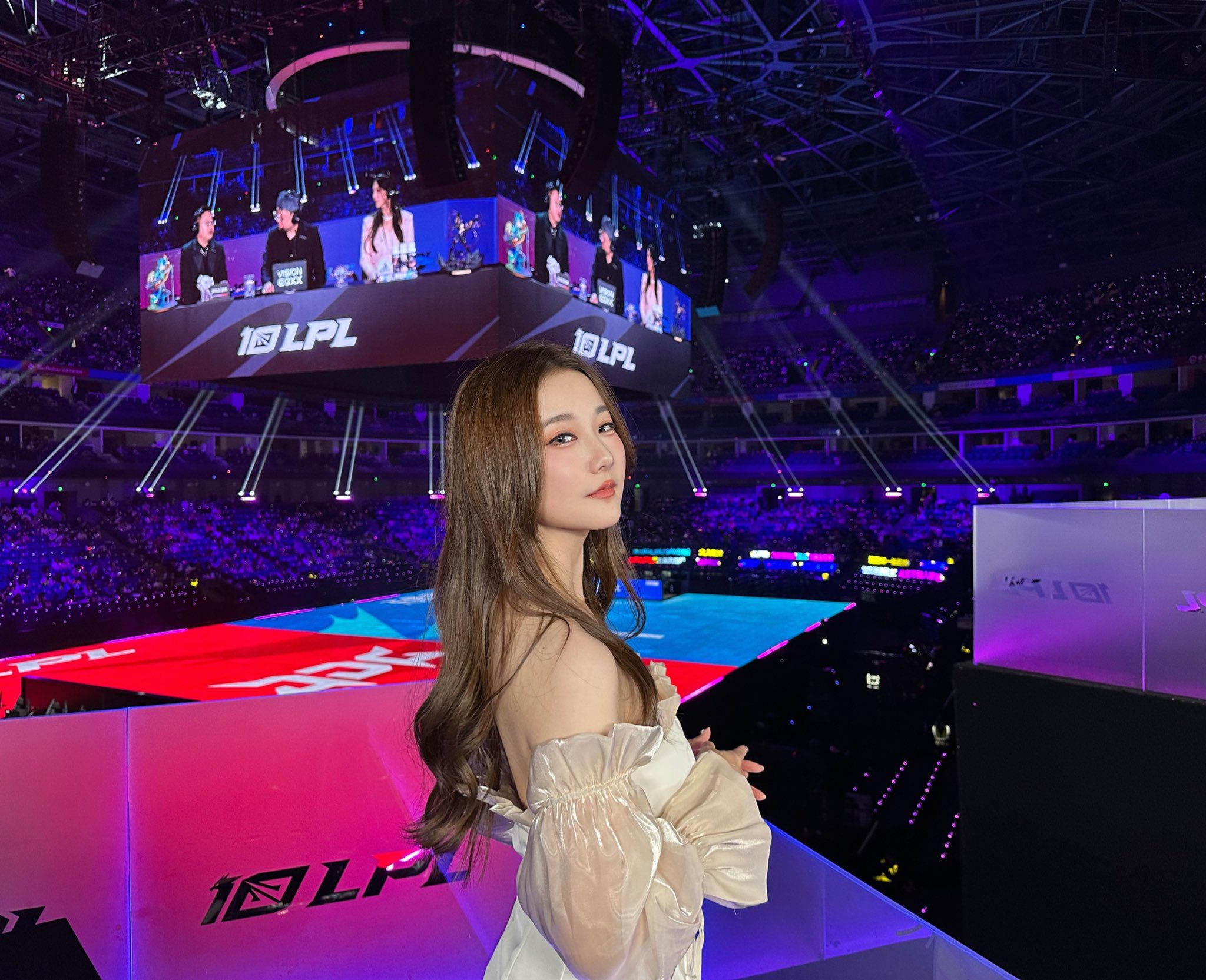 LPL has no shortage of beautiful female MCs and casters