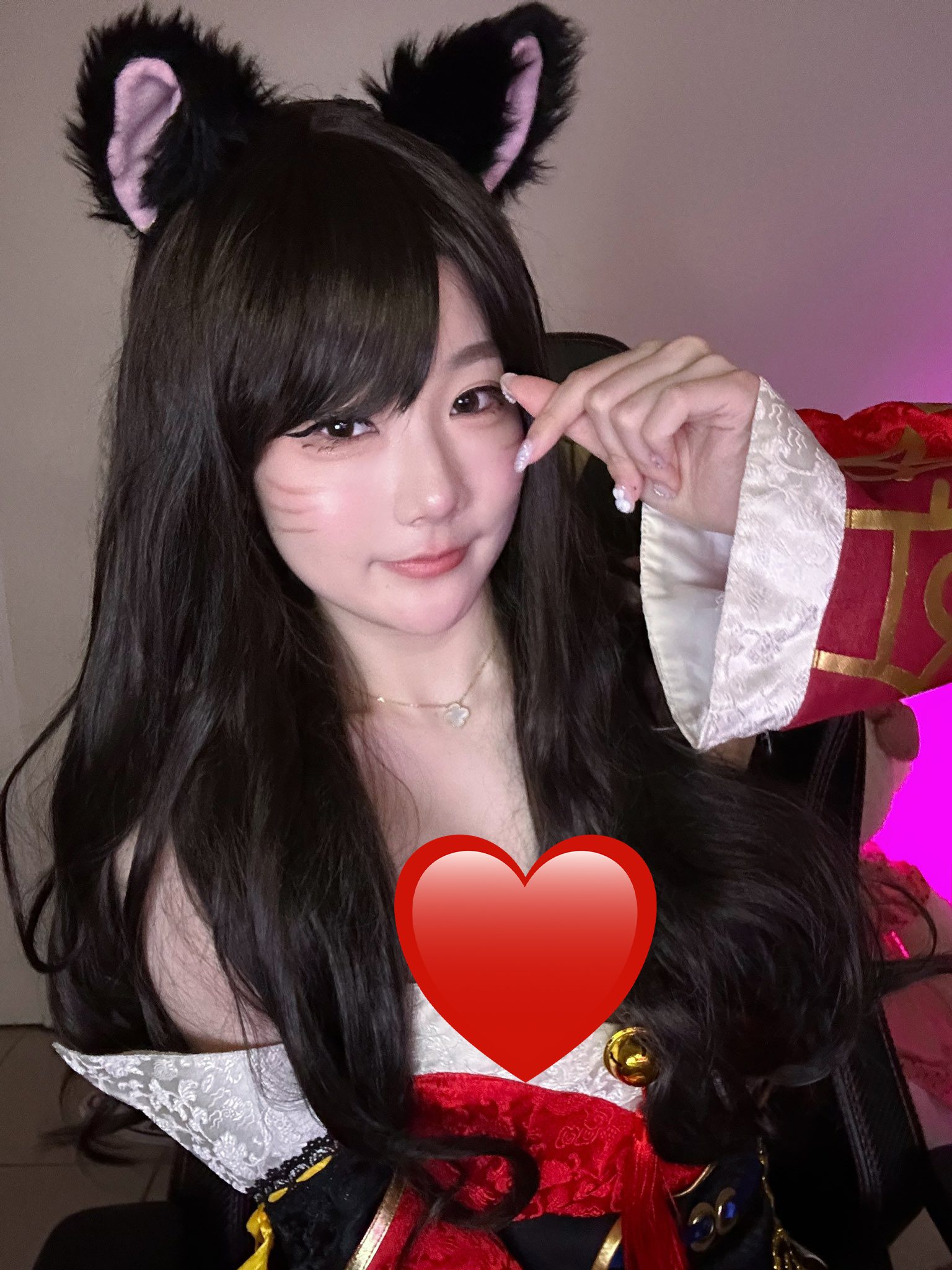 Her beauty and sexy figure help her cosplay the iconic champion of League of Legends flawlessly