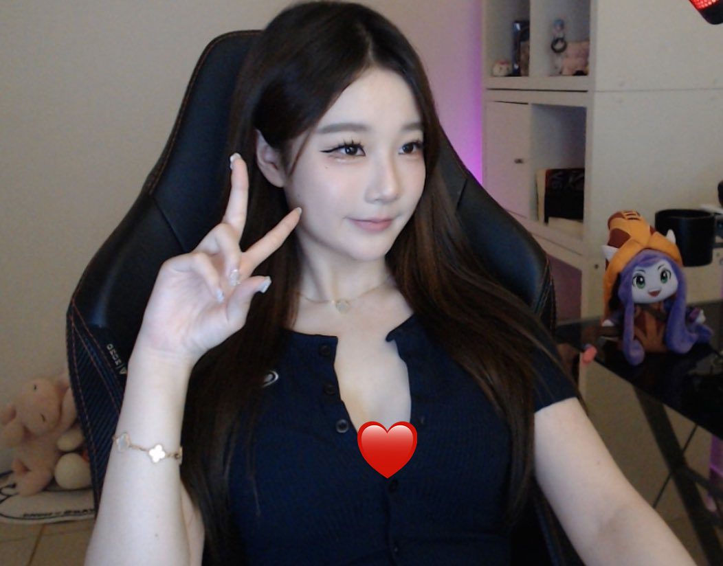 The female caster knows how to utilize outfits that highlight her body beauty