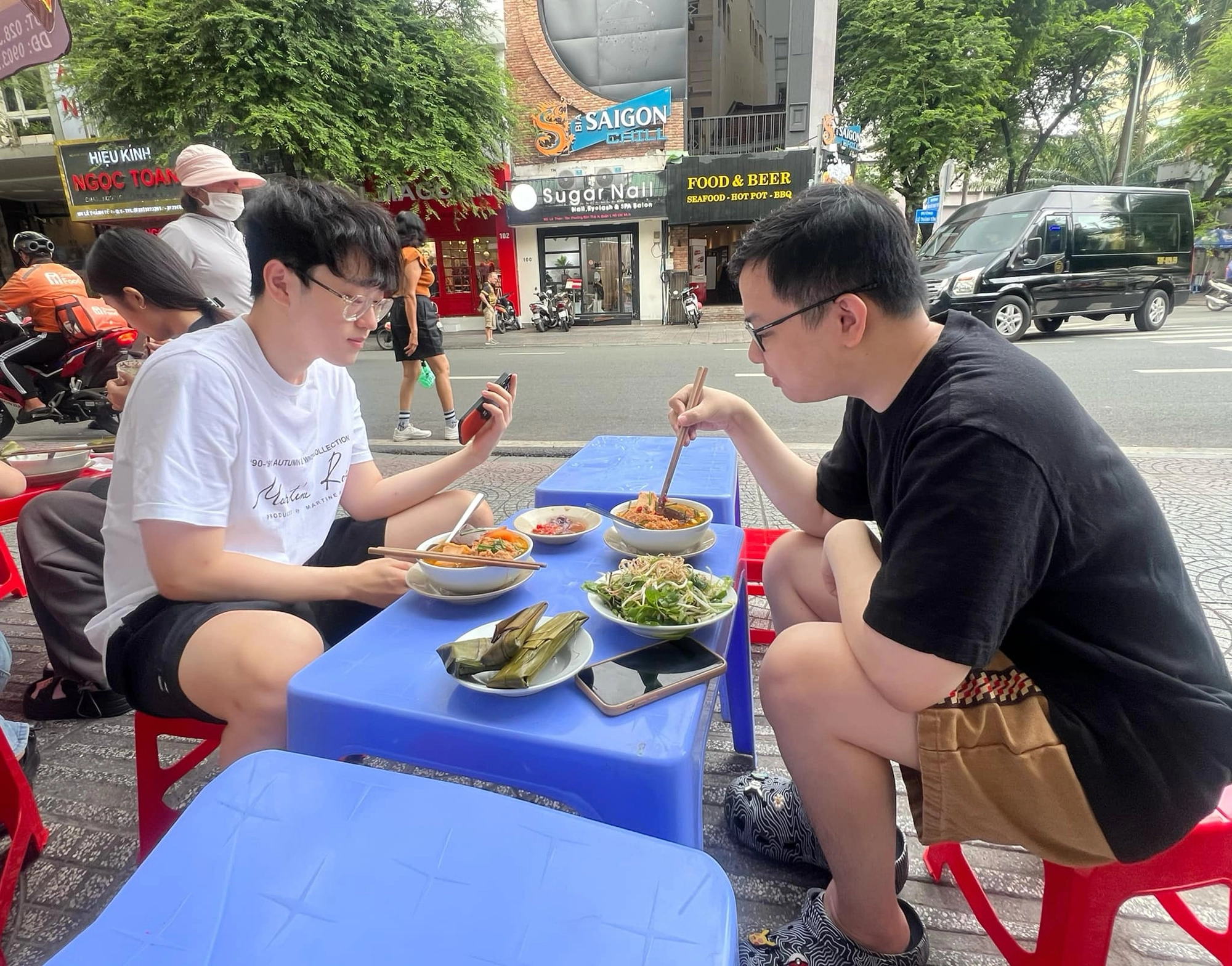 Scout and SofM are very close, and when visiting Vietnam, the LPL superstar often hangs out with SofM