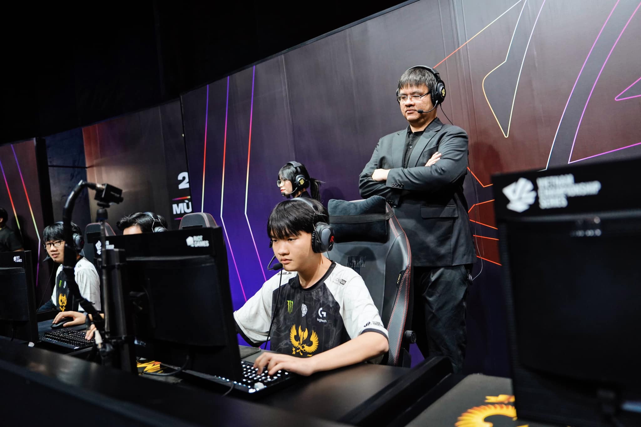 Emo has also just had the chance to debut from playoffs, but he has been familiar with the professional environment for a long time
