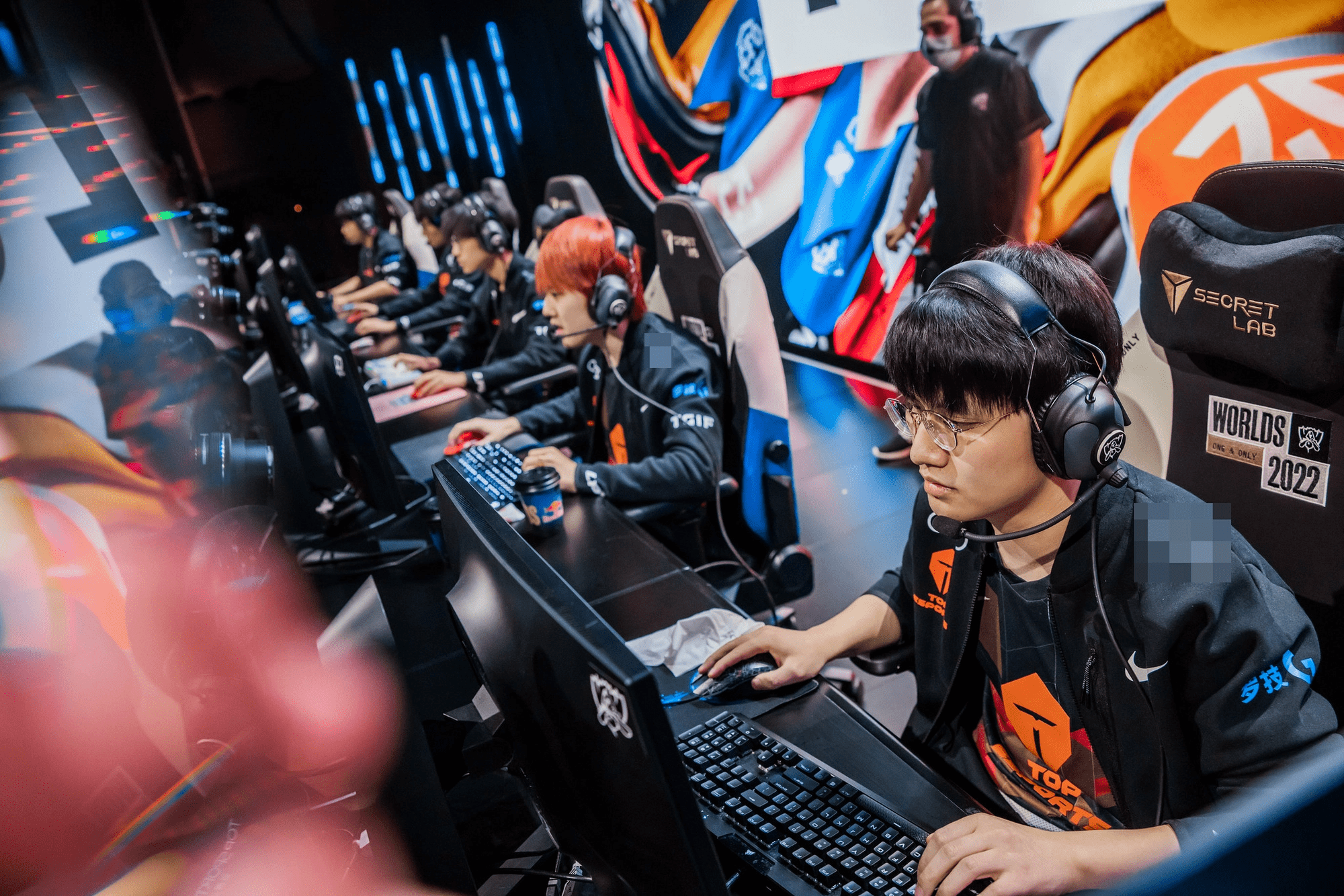 TES fans, GAM fans, the LoL community, and perhaps JackeyLove (with red hair) still can't forget the heartbreaking loss to GAM at the 2022 World Championship