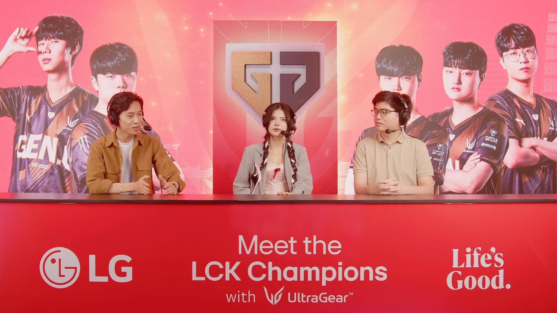 Mai Dora, Optimus, and Văn Tùng accompanying the players throughout their journey.