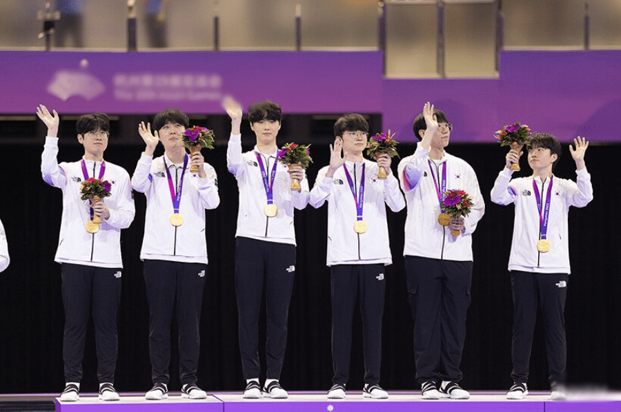 Kanavi (2nd from left) and Ruler (5th from left) were close teammates with Zeus, Faker, and Keria during last year's Asian Games