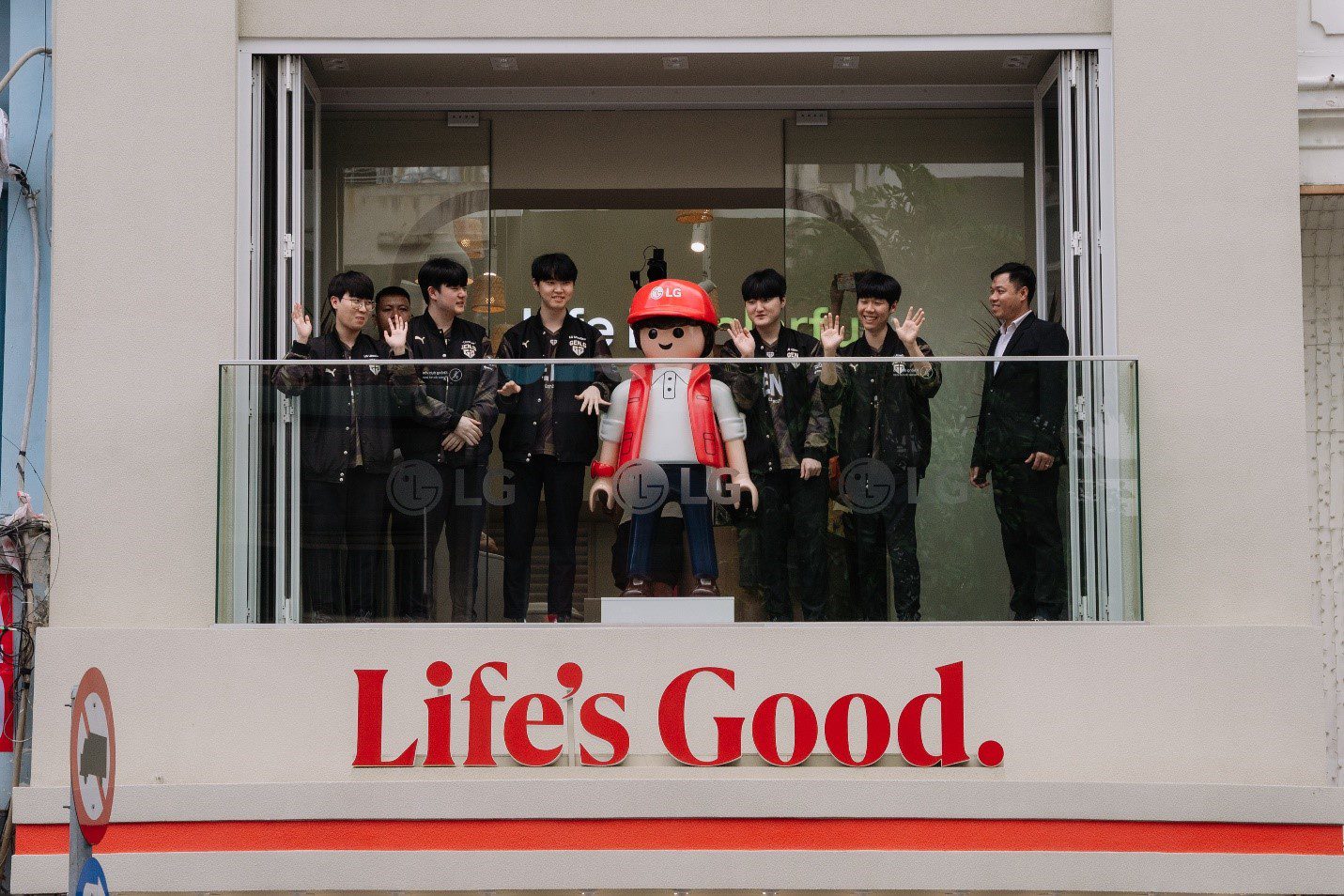 In response to the fans' affection, Gen.G broke the script and waved to the fans from the balcony of Another Saigon.
