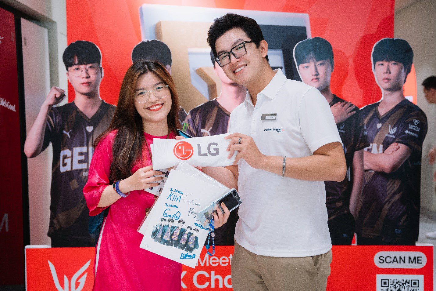 Wearing a traditional Vietnamese ao dai, Quỳnh Nguyễn from Da Nang expressed that this meeting with Gen.G made her overwhelmed with emotion. 'This is not my first time attending events organized for the League of Legends community or idol meet-and-greets, but this is the first time I heard Gen.G say 'Hello', 'Thank you', and got signatures and photos with them.'