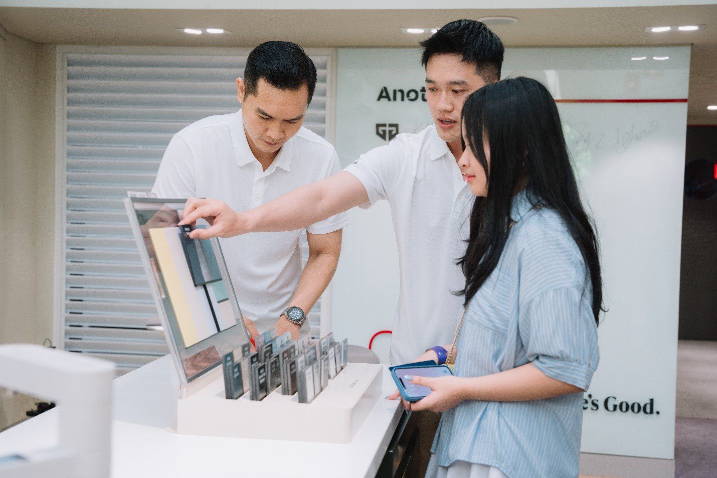 In addition to meeting their idols, the young fans also had the opportunity to explore the experience space of Another Saigon by LG with the latest modern technology products from LG.