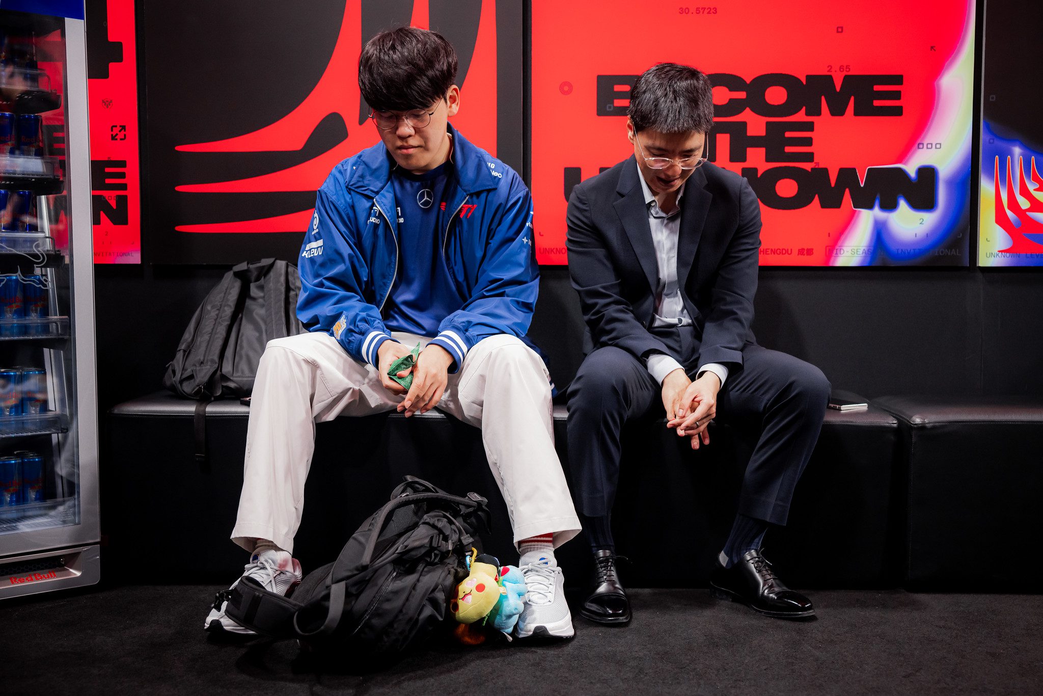 Coach KkOma comforting and motivating Gumayusi before the G2 match