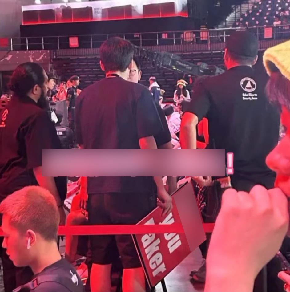 An anti-fan with a sign insulting Faker was stopped before entering the arena