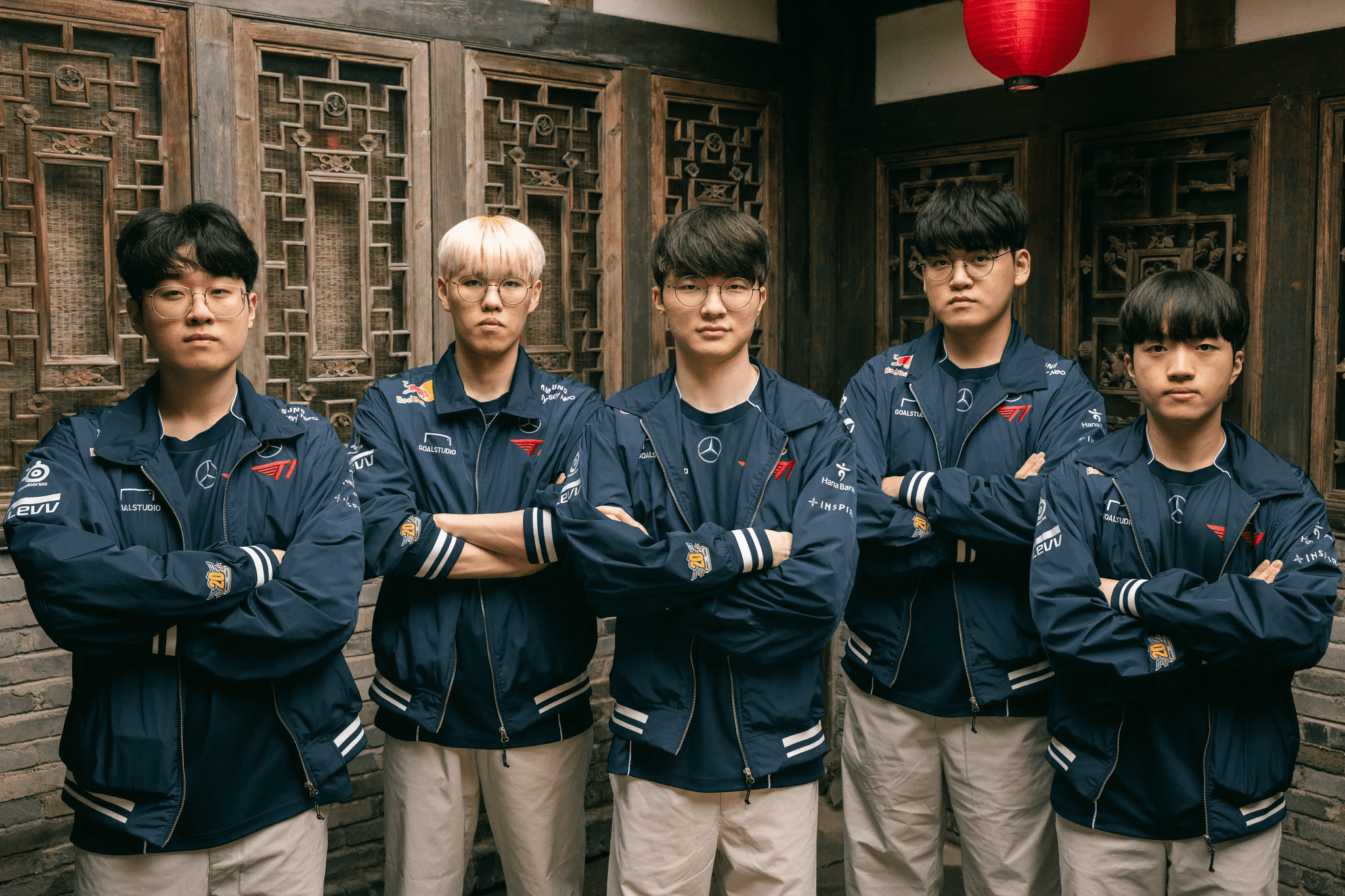 Players like Faker not only serve as spiritual and professional leaders but also help stabilize the team's internal dynamics