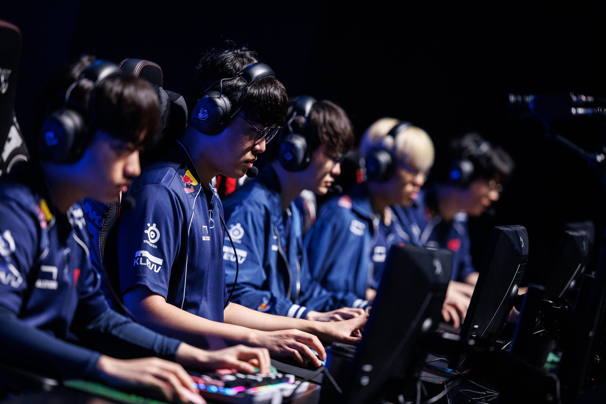 T1 is predicted to potentially win but will face great difficulties