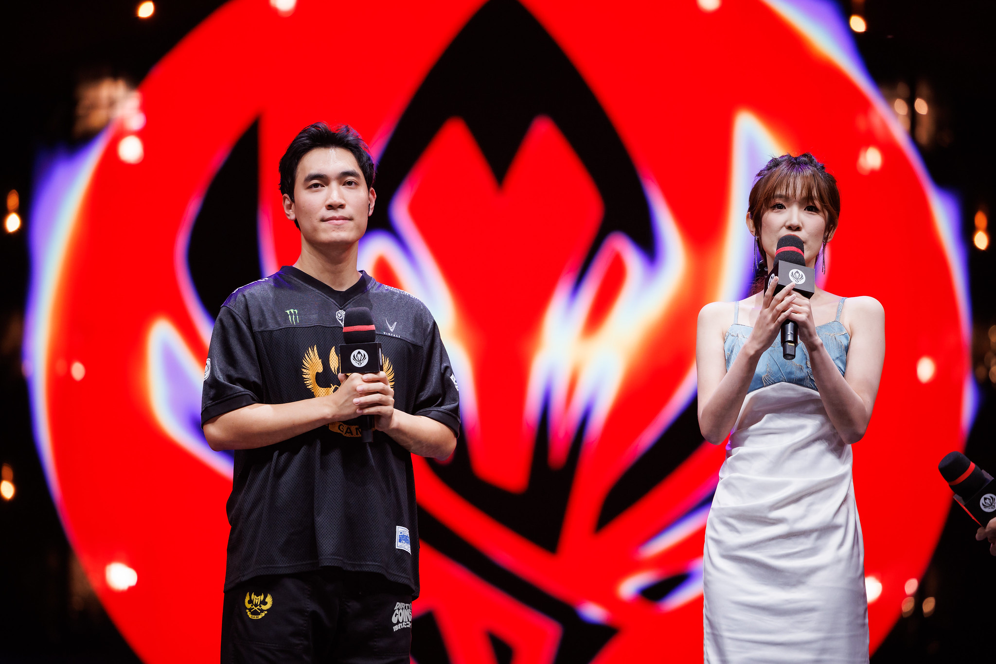 The interview between Levi and MC Wendy attracted audience attention due to the beautiful hot girl and her smooth, skillful hosting