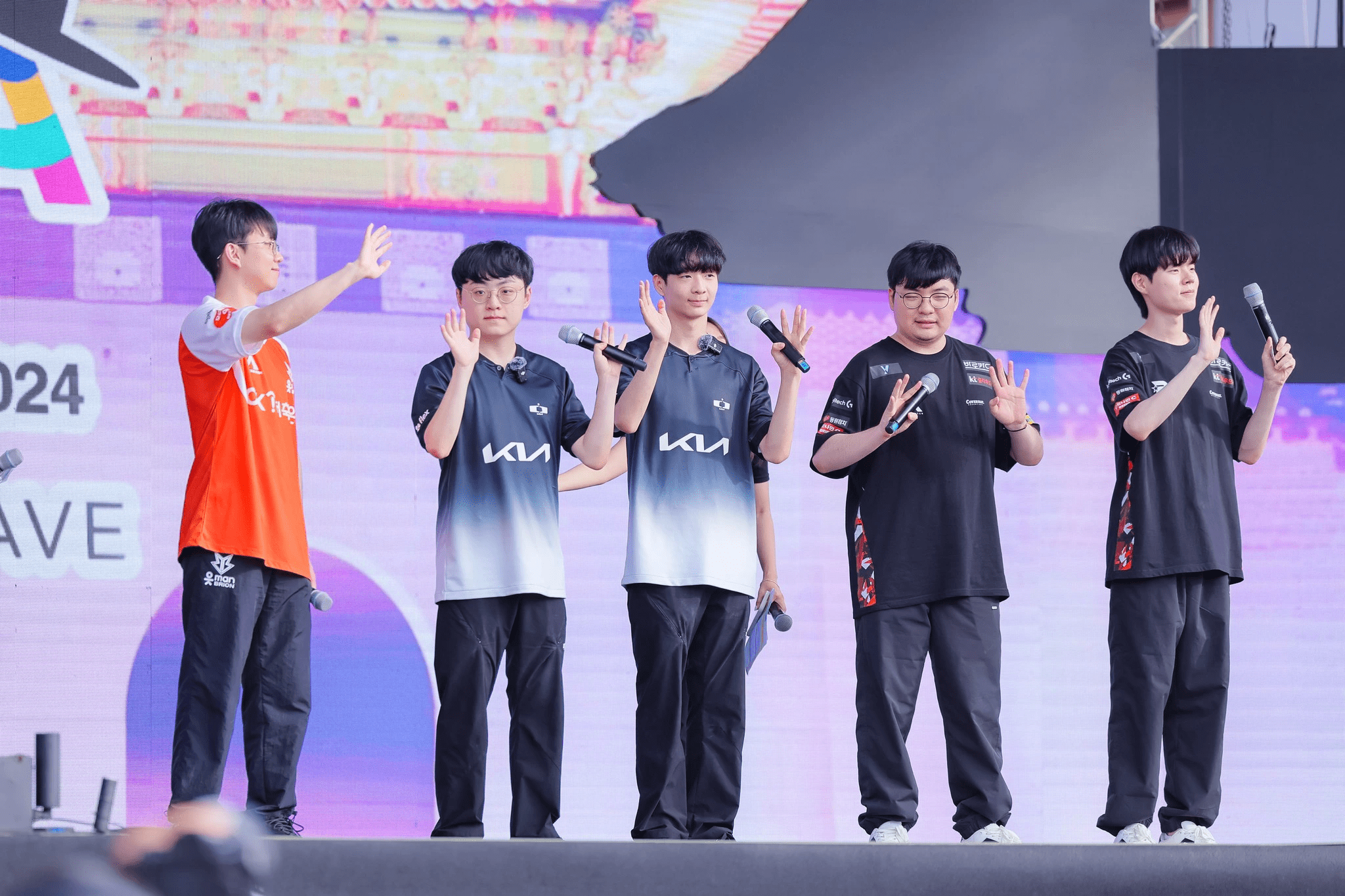 A series of LCK players have recently come to Vietnam