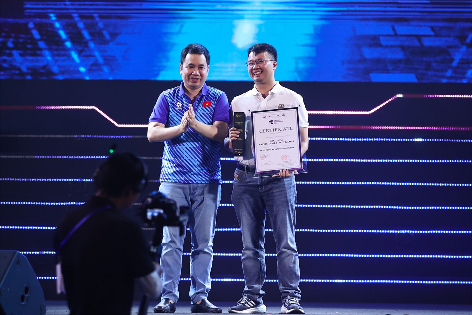 Representatives of the Battle Teams 2 - Truy Kích PC community receiving the Most Favorite Esports Community award