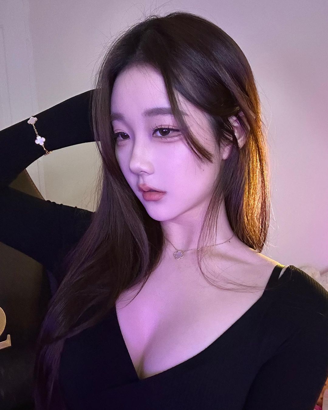 The beautiful female caster Kitty from the LPL English channel