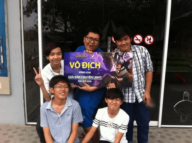 Neo (bottom left) participated in several 'grassroots' tournaments at VCS and was also a teammate of Sorn (bottom right)