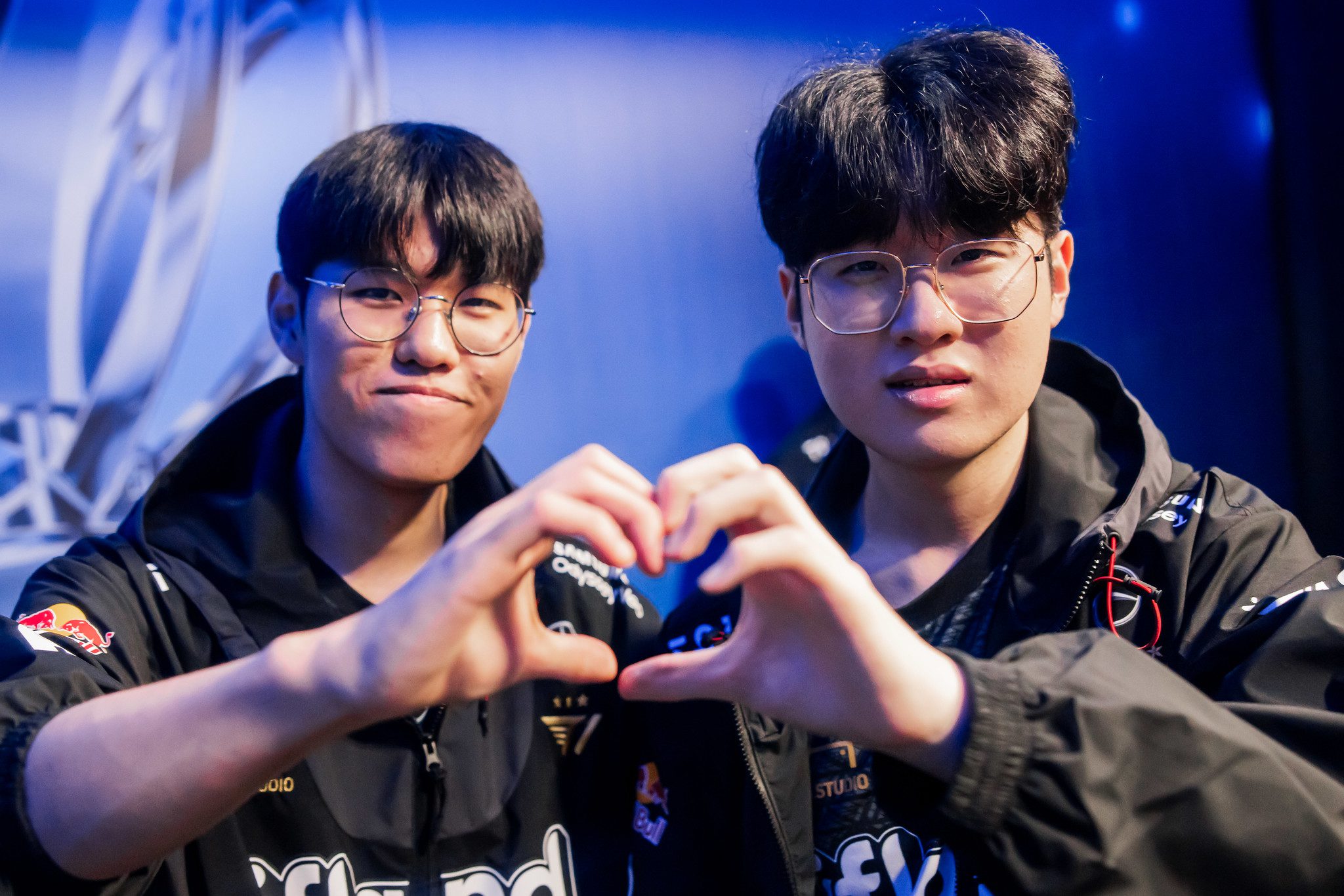 Oner and Zeus unexpectedly gifted 2 cheer songs by T1