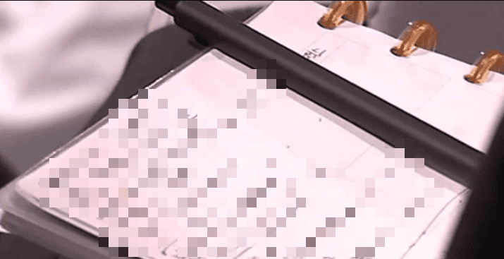 During the broadcast at EWC 2024, Coach Kim's strategy notebook was zoomed in on by the camera, causing Gen.G to 
