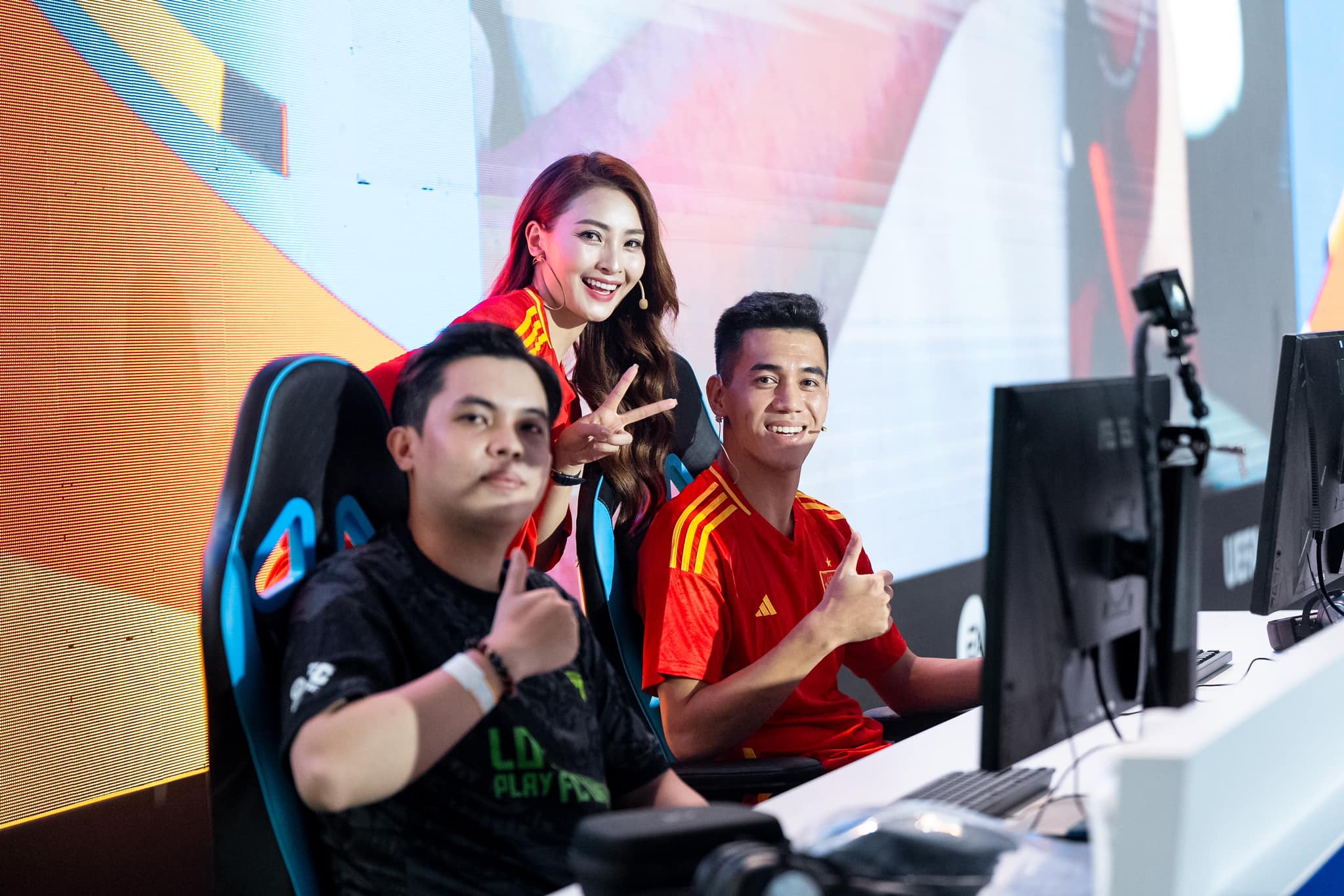 Player Tiến Linh also attended