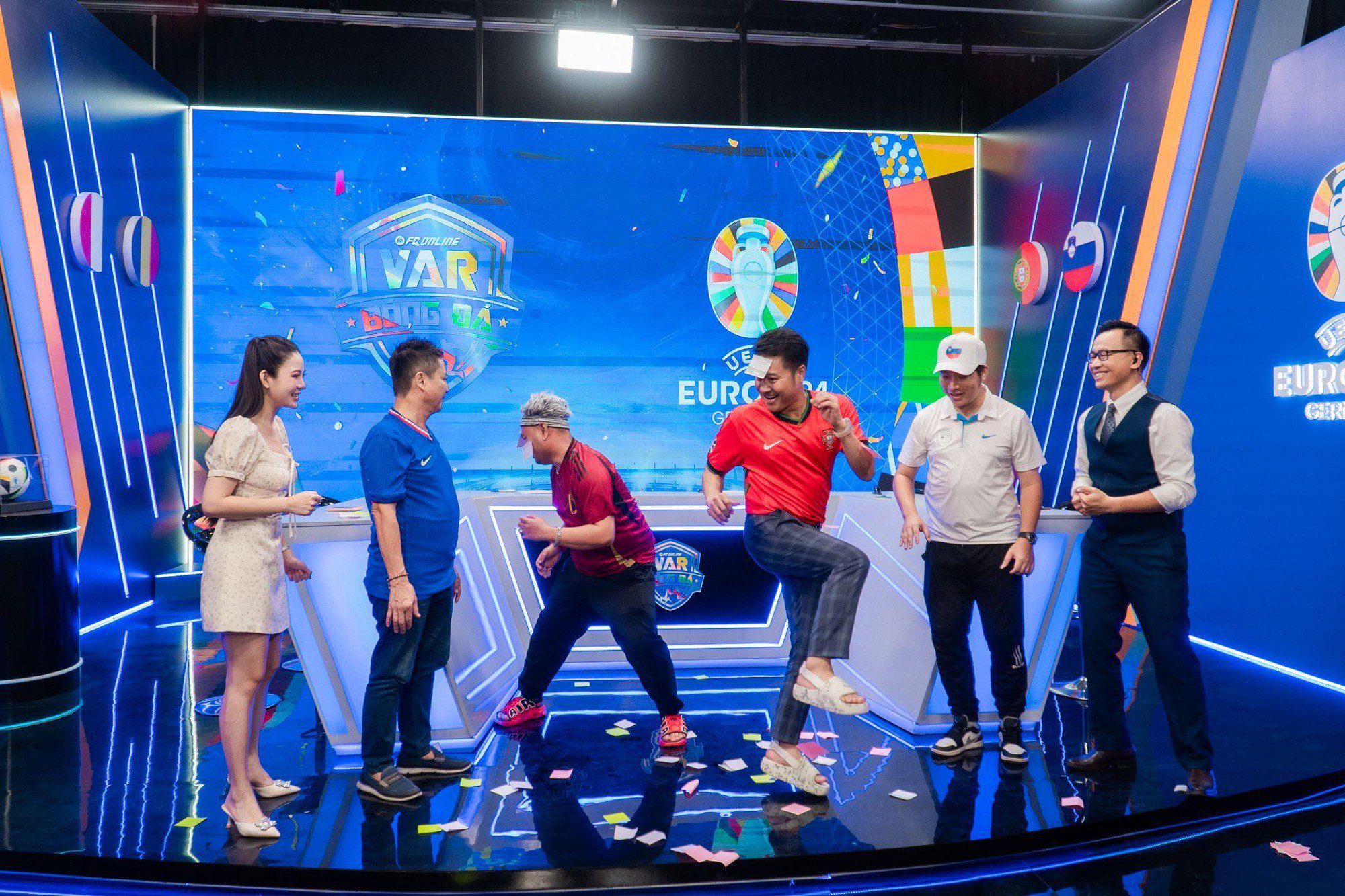 Artist Chi Trung wins in the showmatch "Comedy Derby" against actor Vinh Rau.