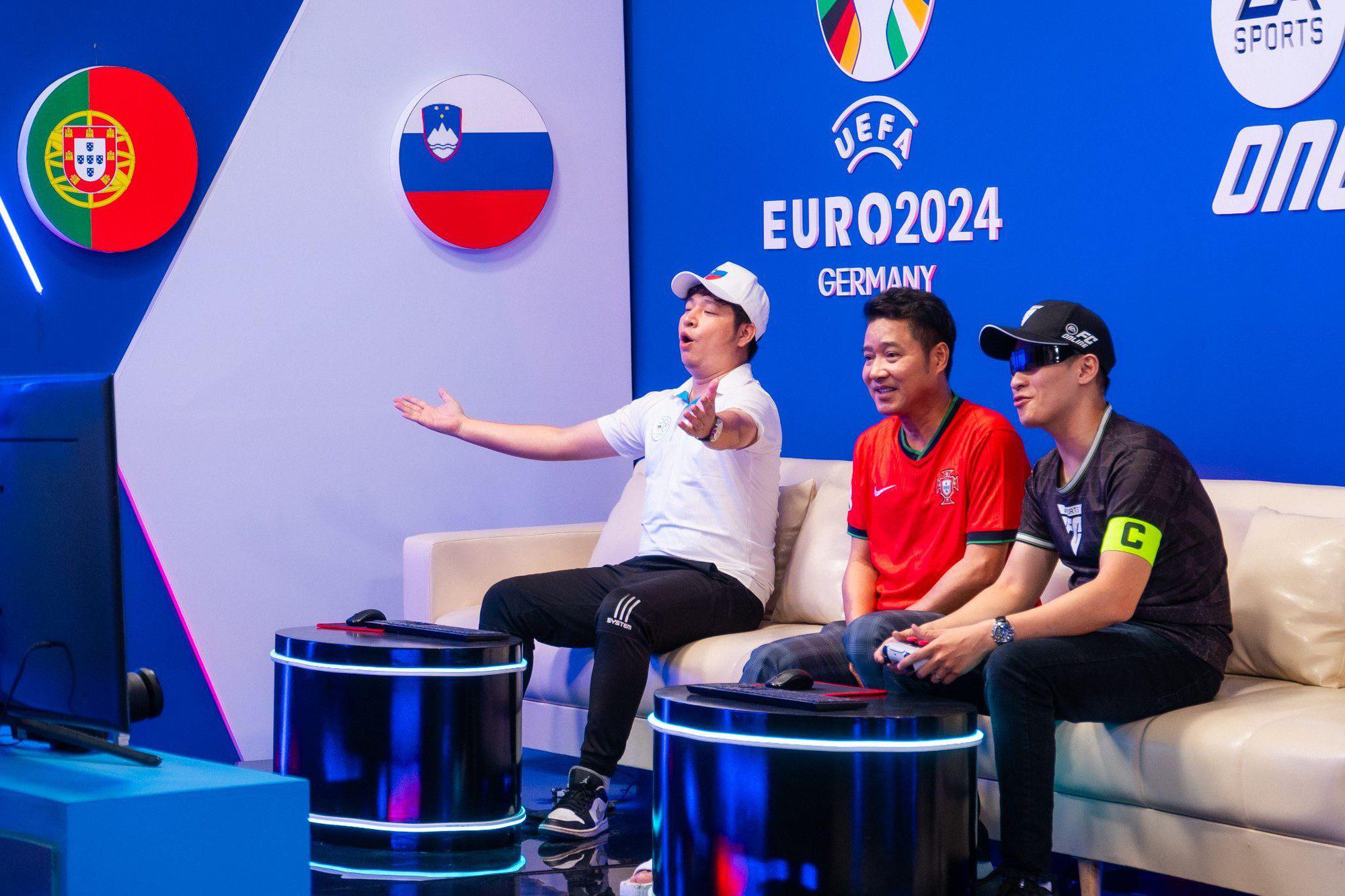 Commentator Tuyen Van Hoa celebrates wildly after the historical "achievement" of helping Slovenia defeat Portugal led by former star Hong Son