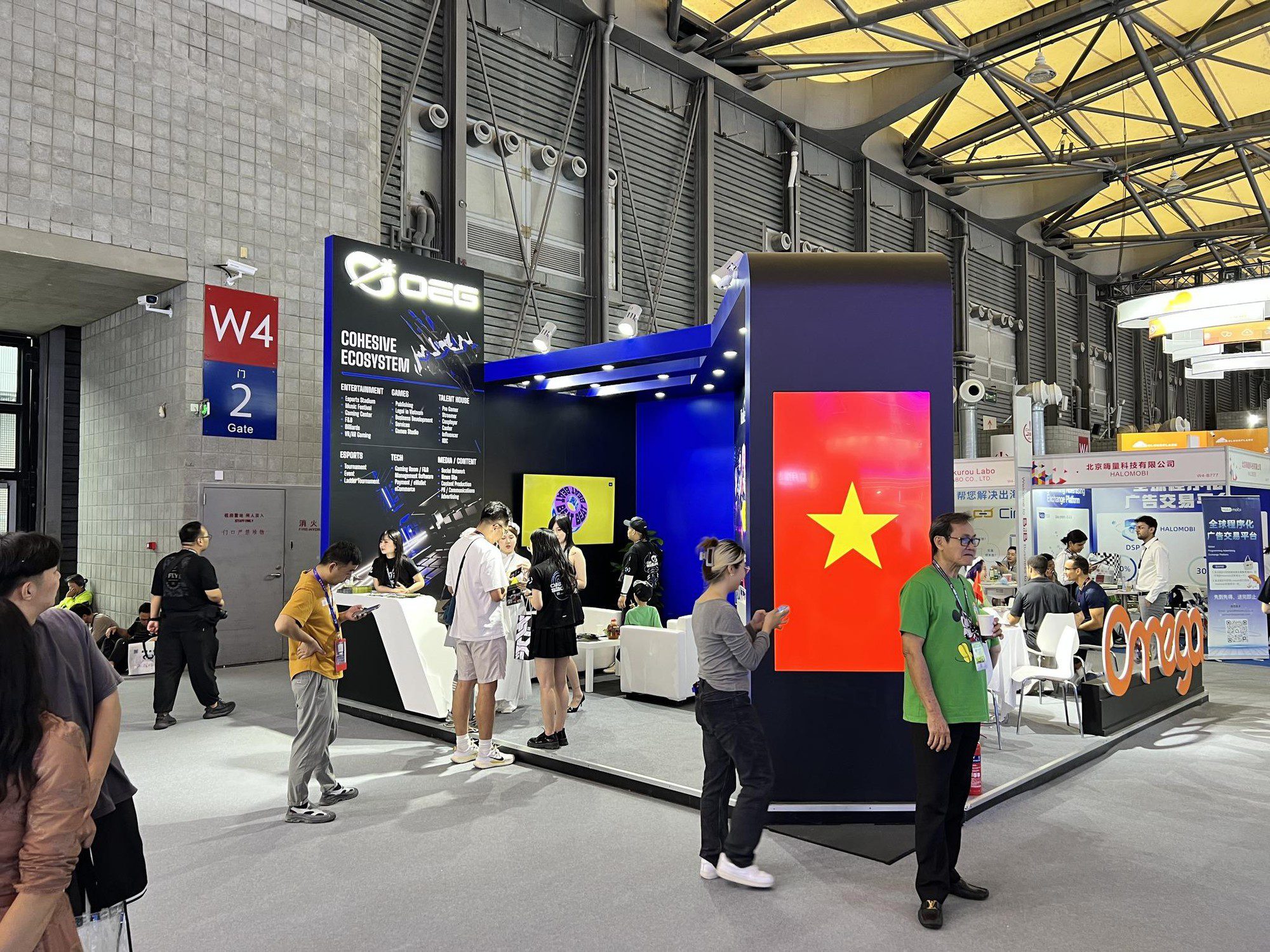 OEG's booth, dominated by blue tones, located in the B2B area - Hall W4 - B710, attracts hundreds of partner visits daily.