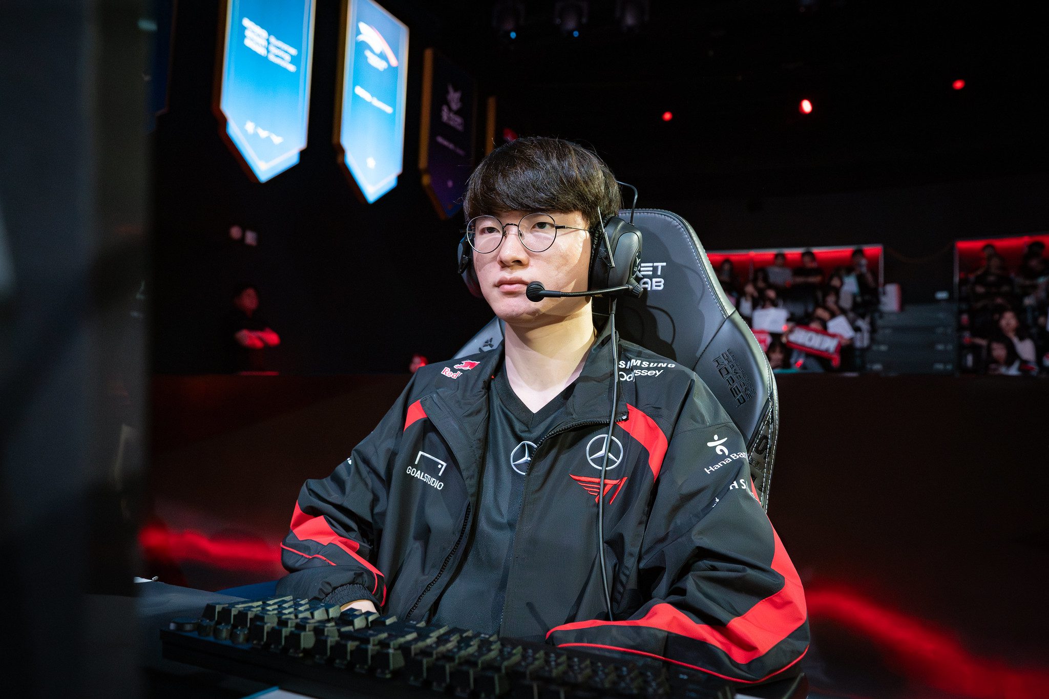 T1 is struggling against both their opponents and their own players