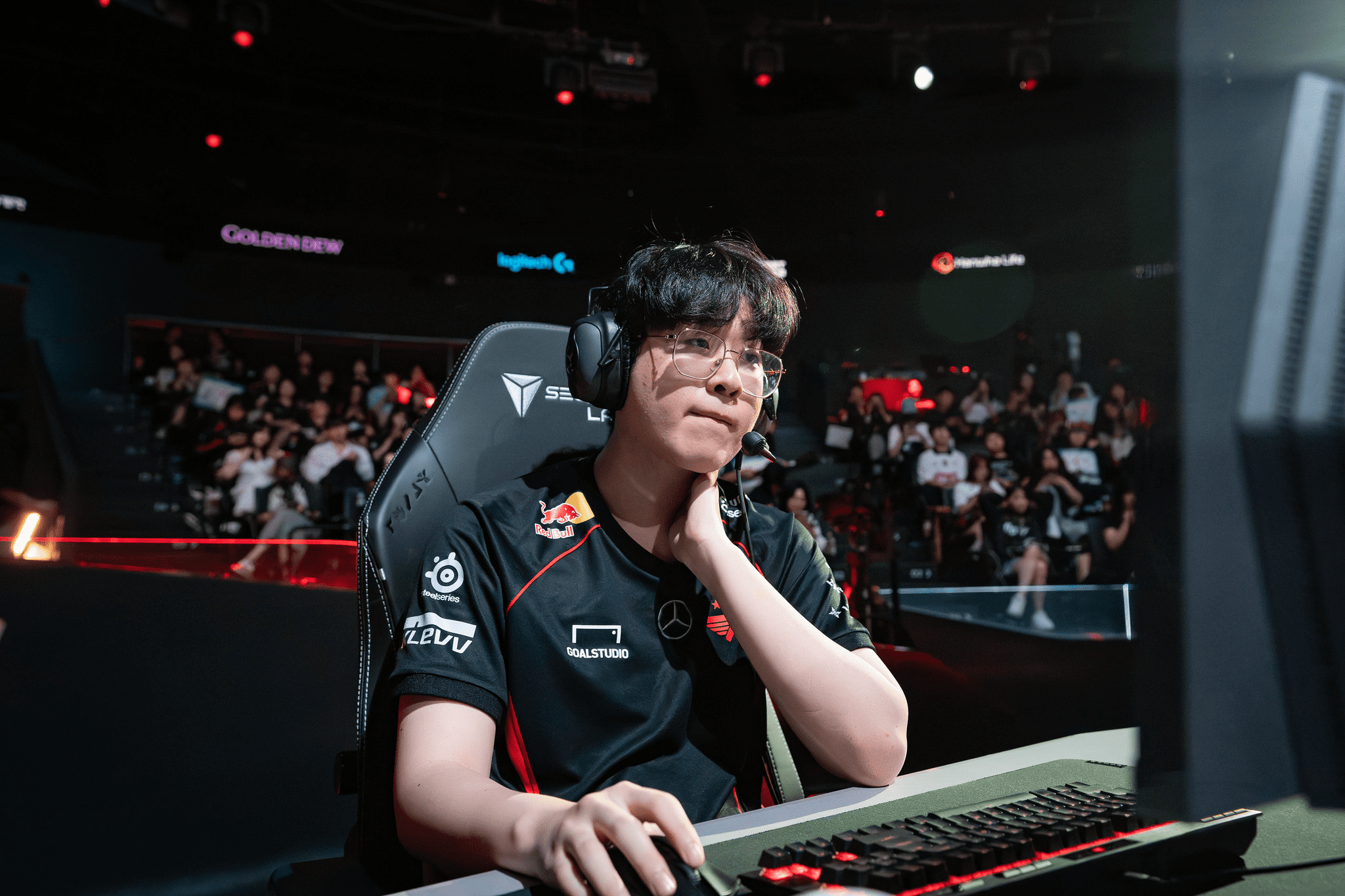 Zeus was the most criticized player after the loss to HLE as he had almost no impact during the match