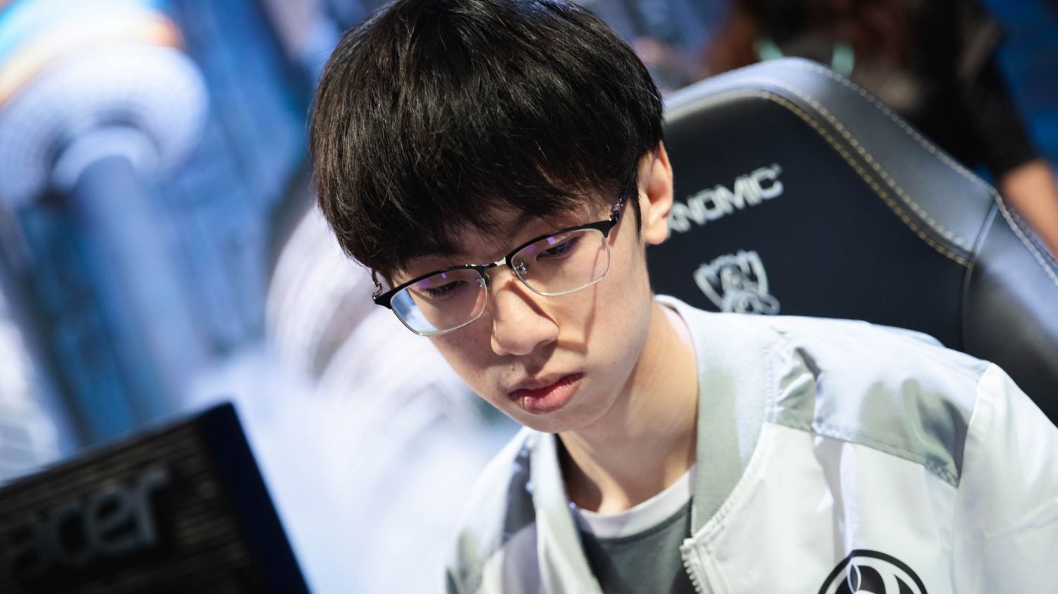 Both Baolan and the majority of the audience do not understand why he is being criticized