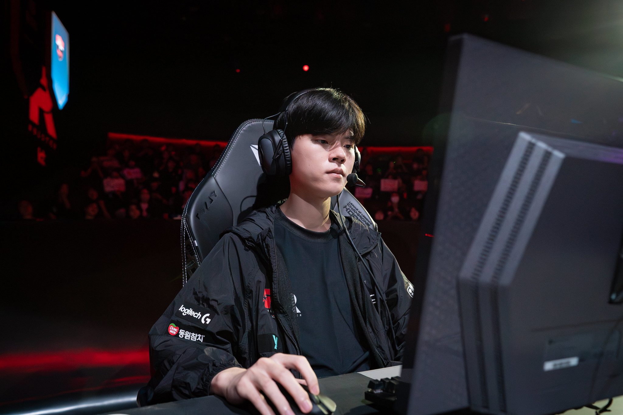But currently, Deft is preparing to compete in the regional qualifiers with KT and he shares that he is ready to play if an opportunity arises after fulfilling his duty