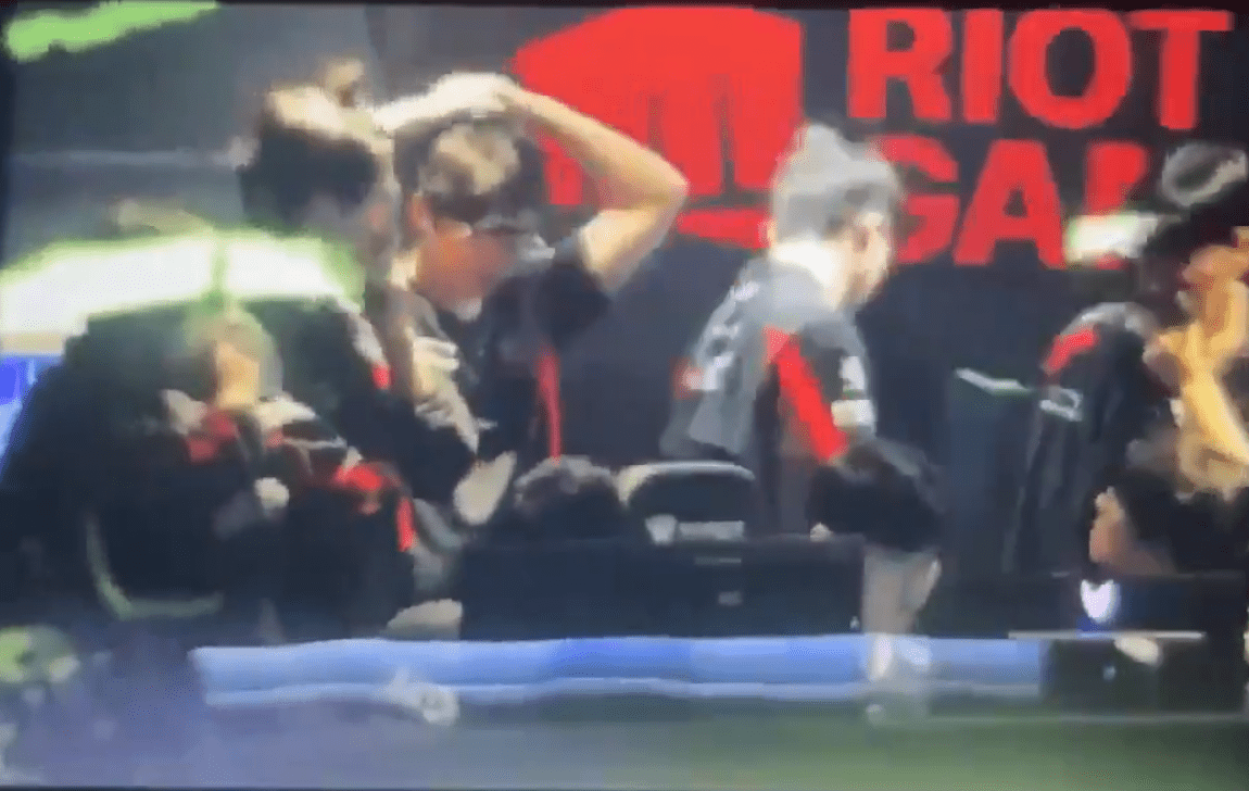 Demon King injures himself in the team meeting room