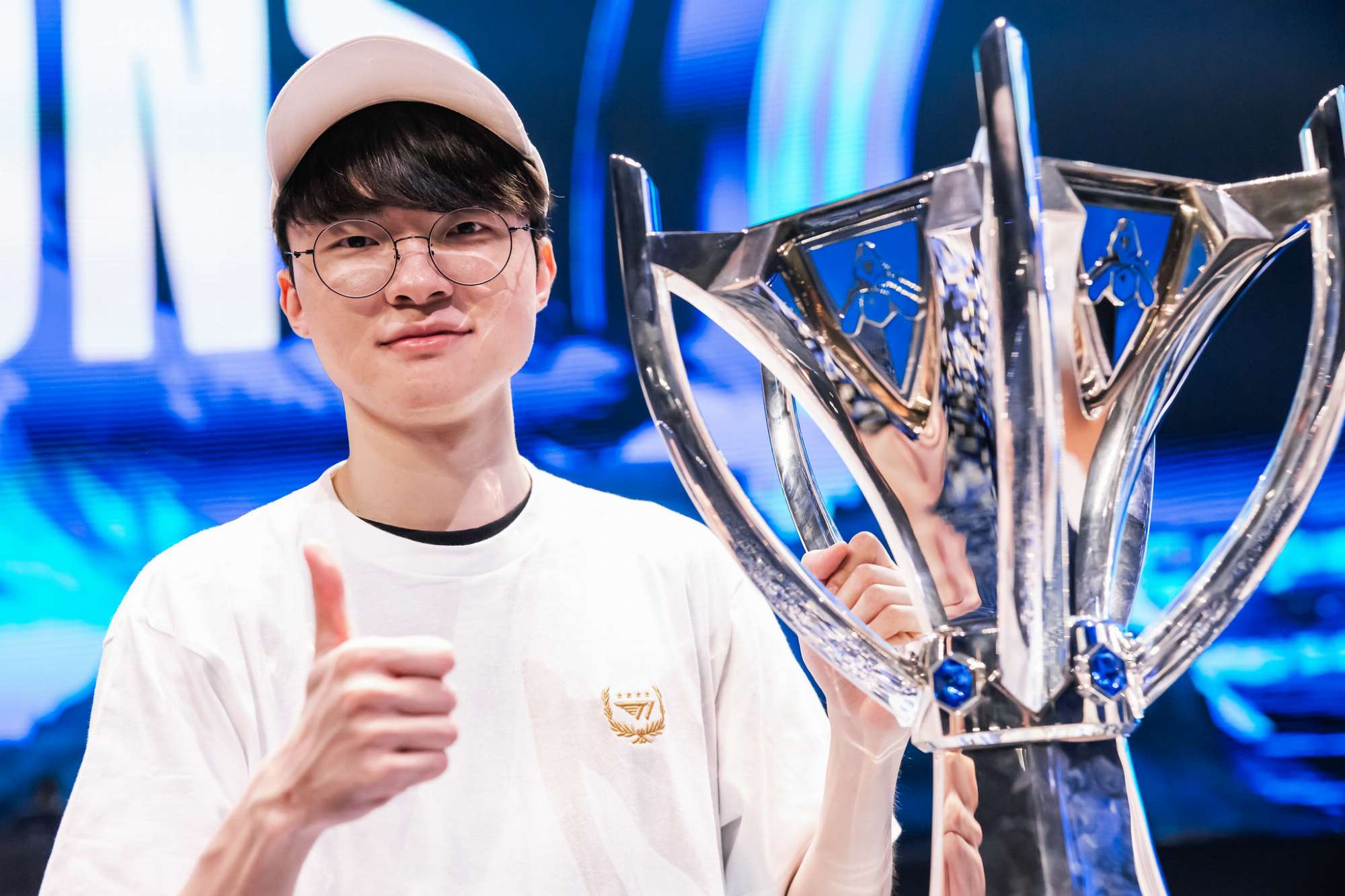 And from the audience, combined with the psychological impact after directly making mistakes that led to the team's defeat, affected Faker's behavior