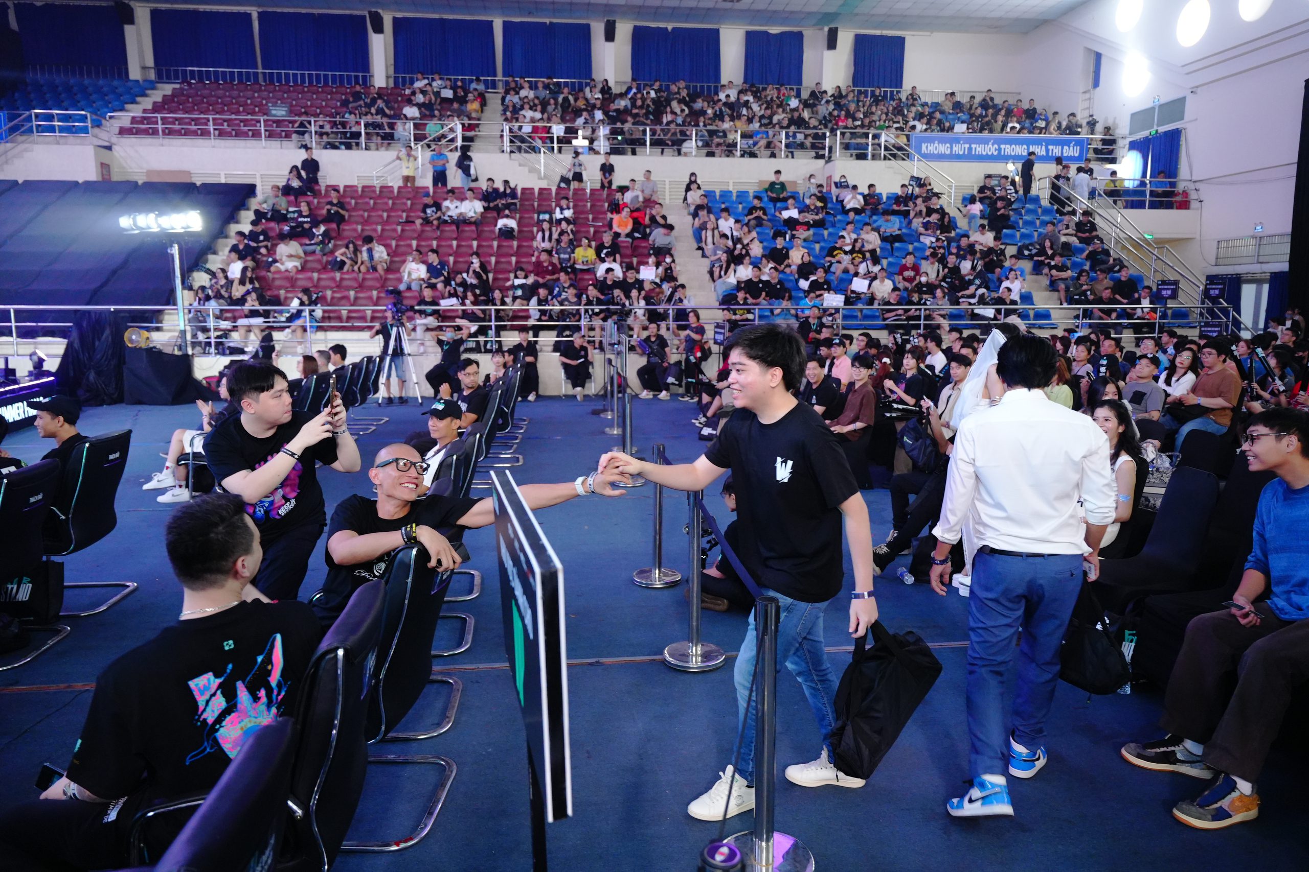 VCS fans get to watch offline the top matches of Vietnam's League of Legends