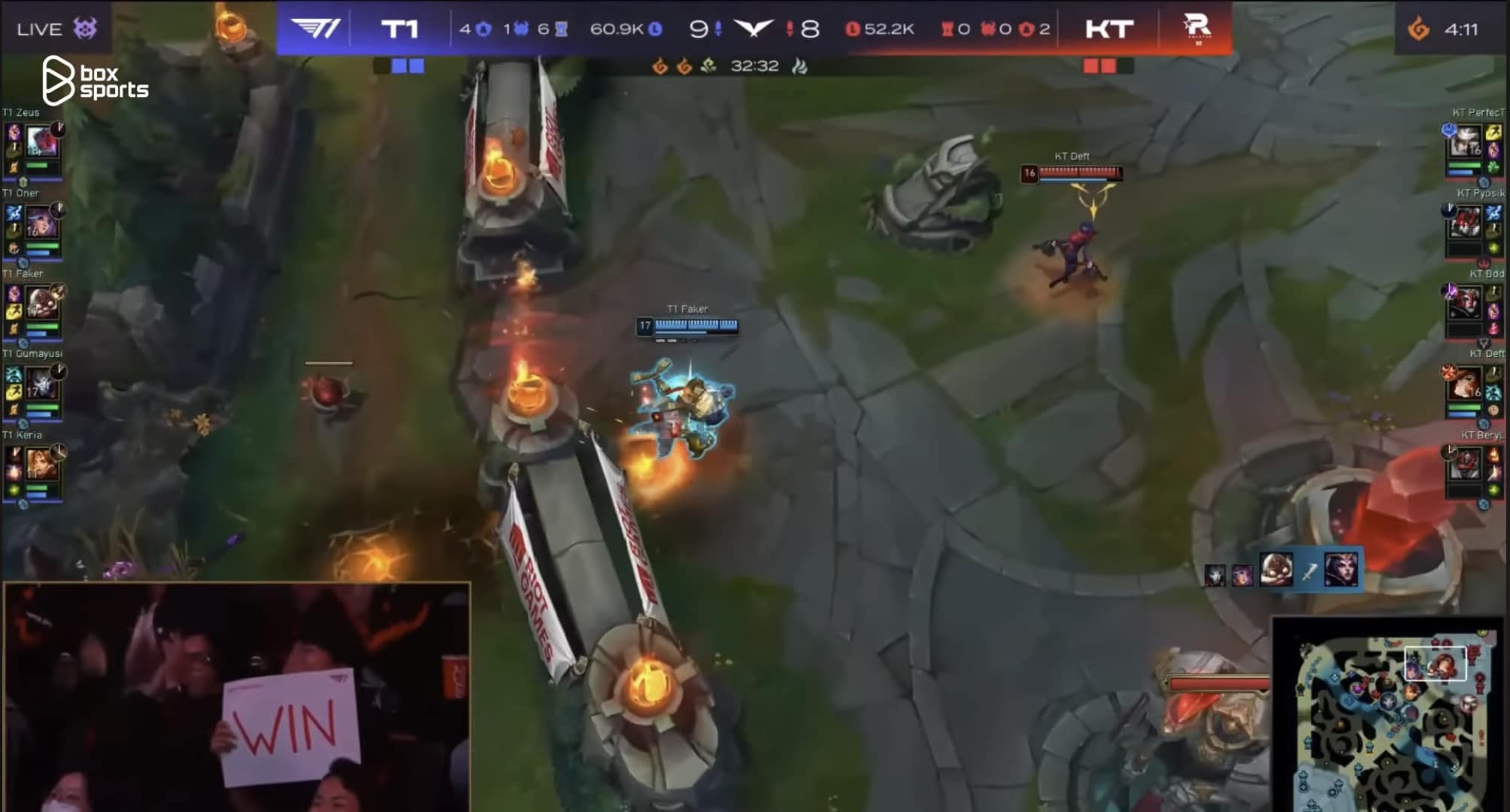 The last image of Faker and Deft in the final match of the LCK regional qualifiers