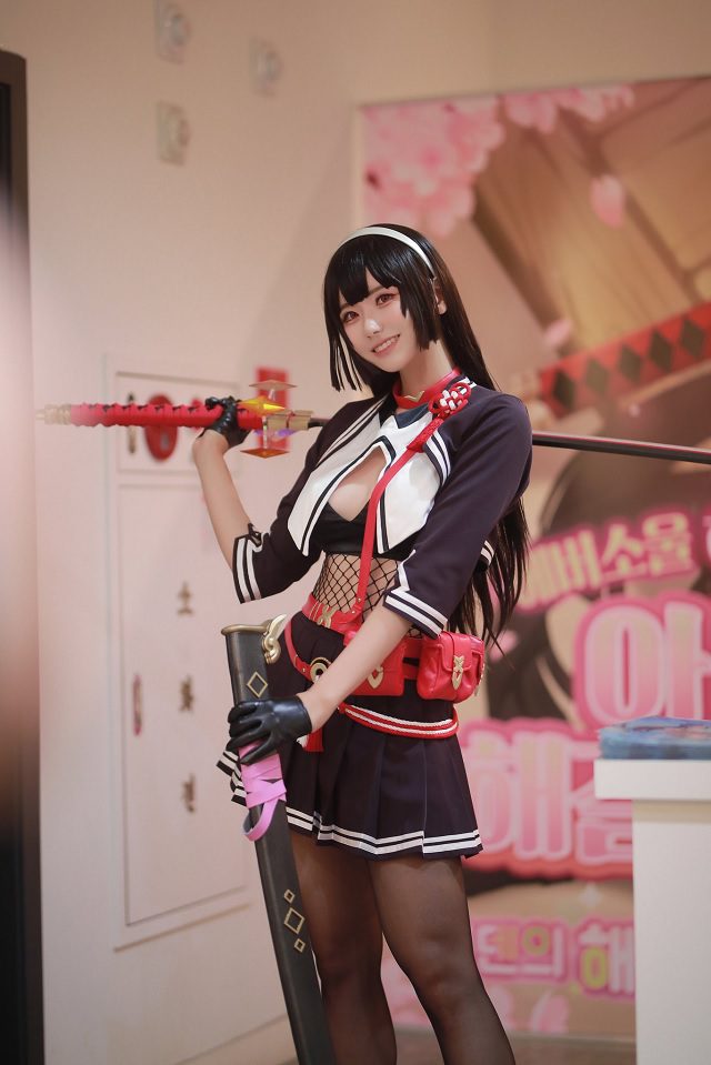 That hot girl is Nari - a cosplayer, streamer, and content creator
