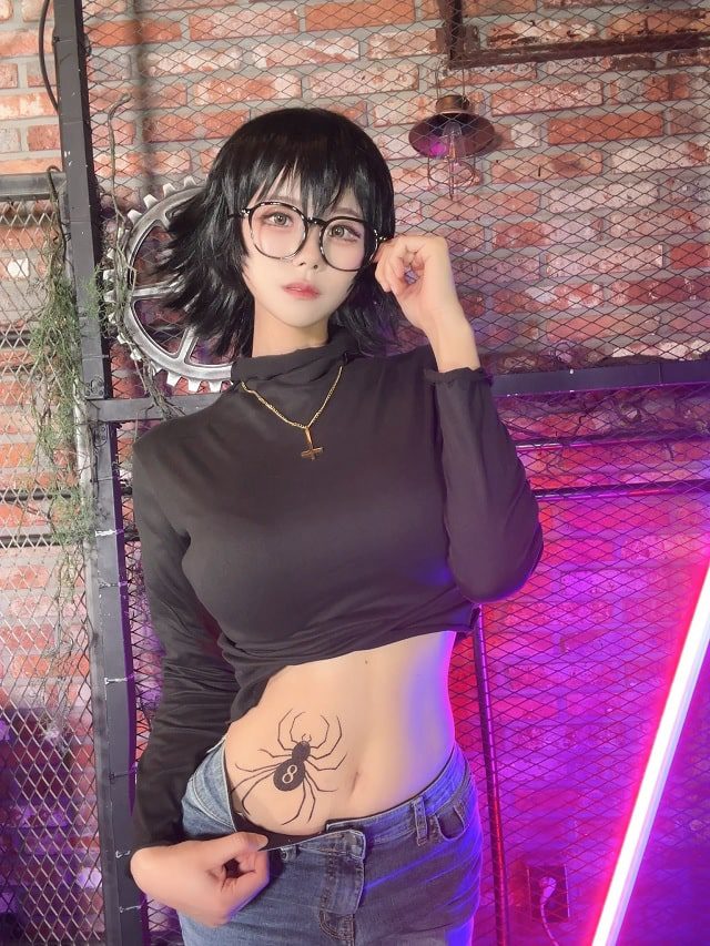 The female cosplayer also pursues a sexy and stylish style