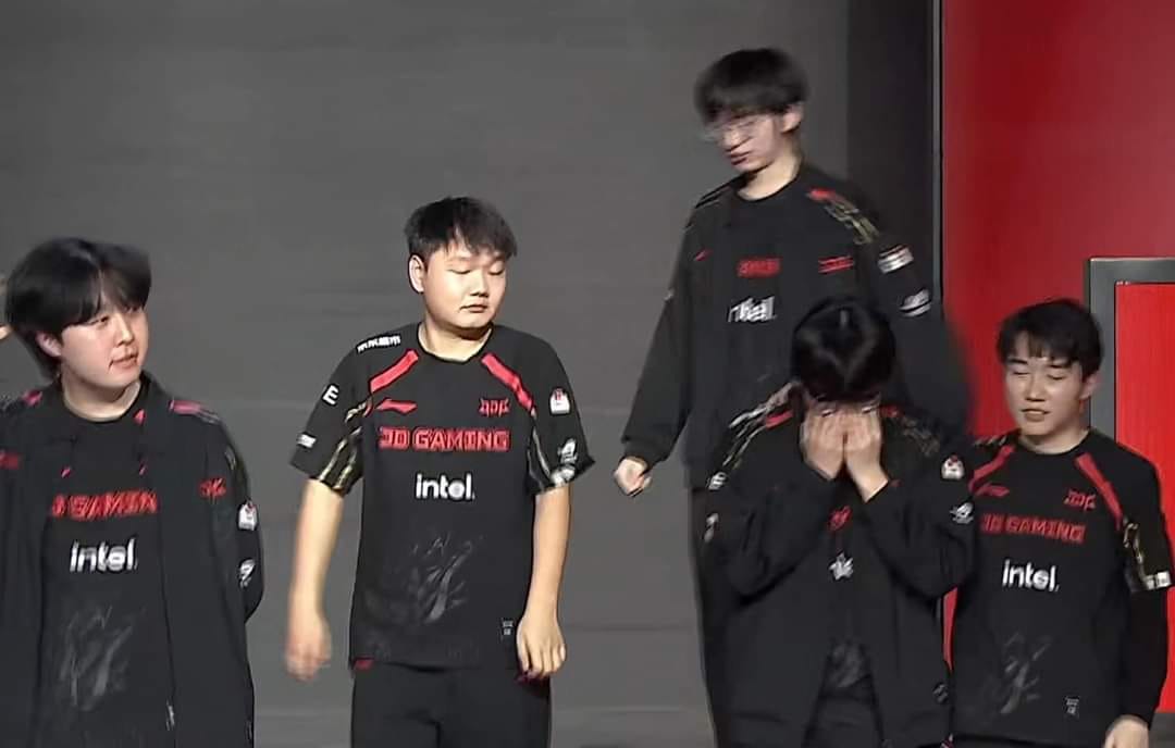 Ruler holds his face in tears when he can't take JDG to Worlds 2024