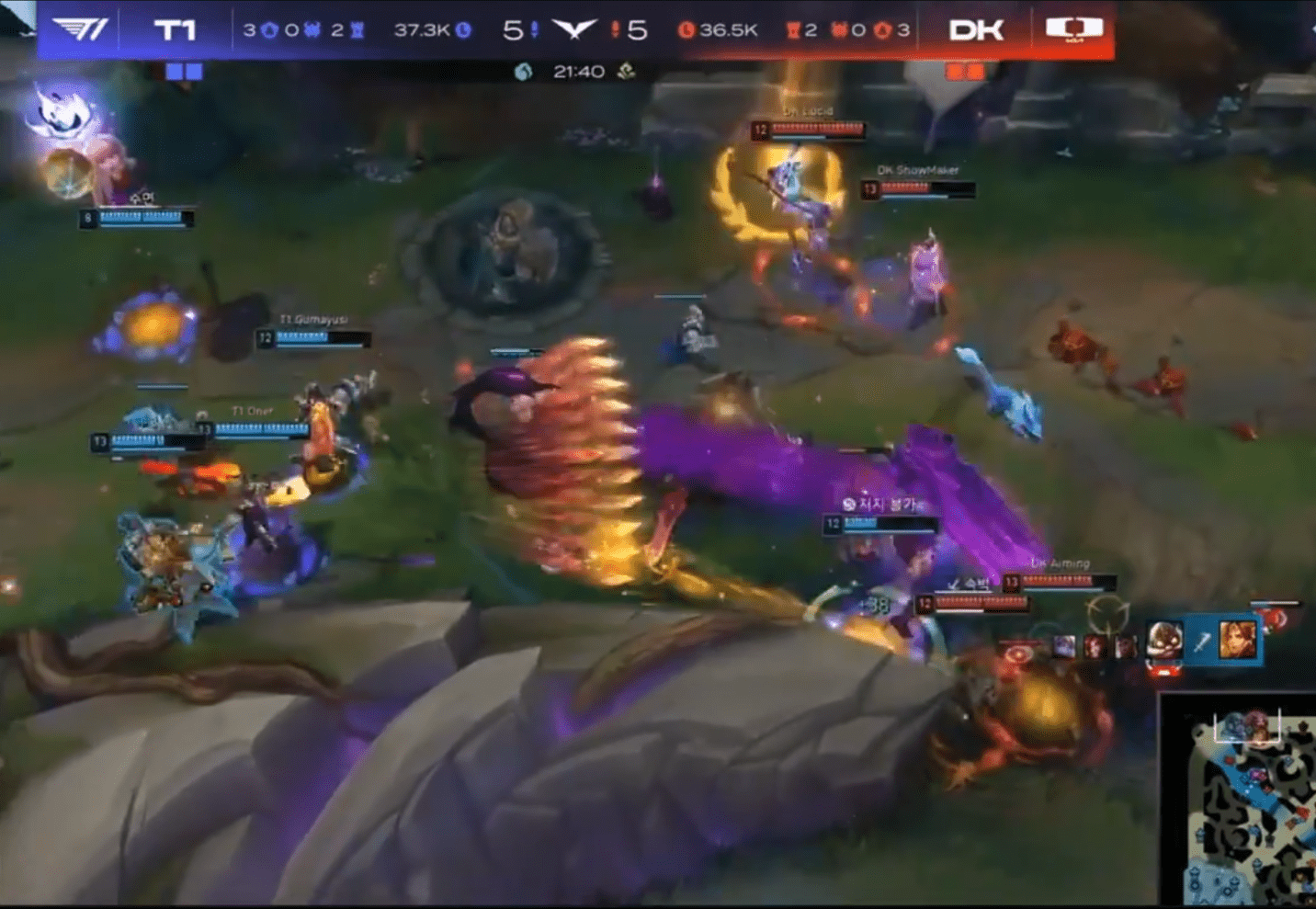 No one understands why Zeus with K'Sante, who still had all his skills and Flash, decided to turn back when 4 T1 members had already retreated after just taking down Moham without expending too many resources
