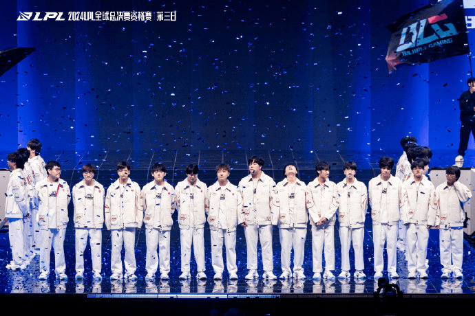 LPL players once revealed white outfits for the World Championship to gain 'spiritual power'